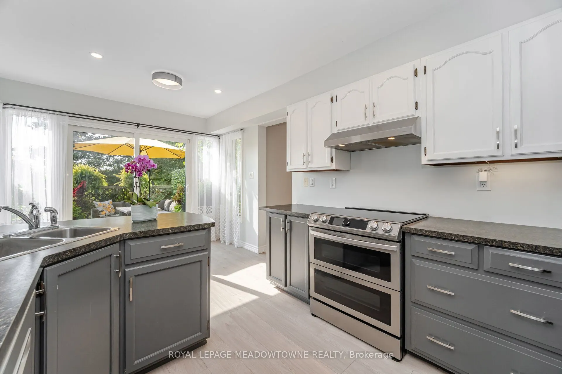 6 Hollis Crescent
