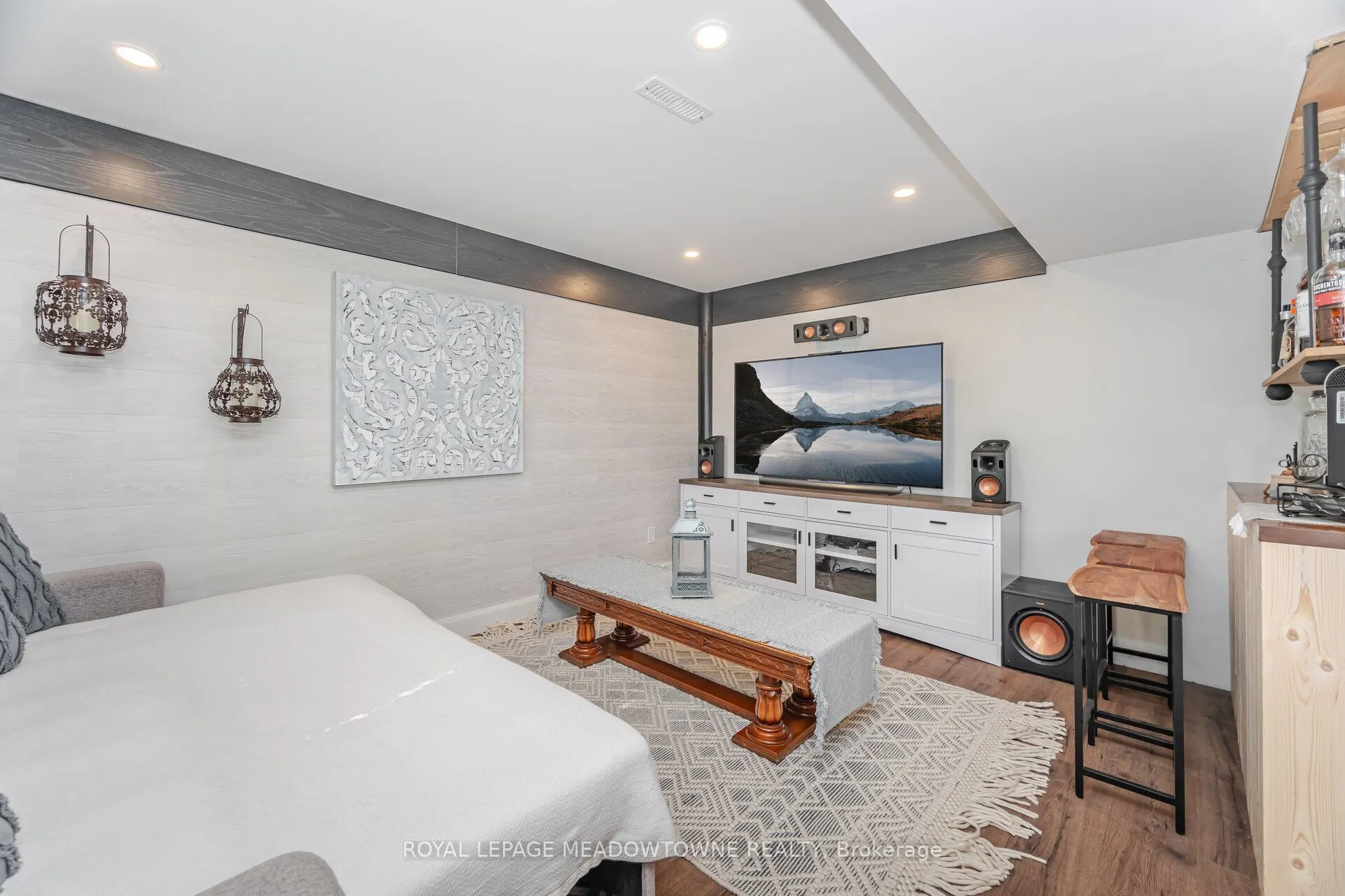 6 Hollis Crescent