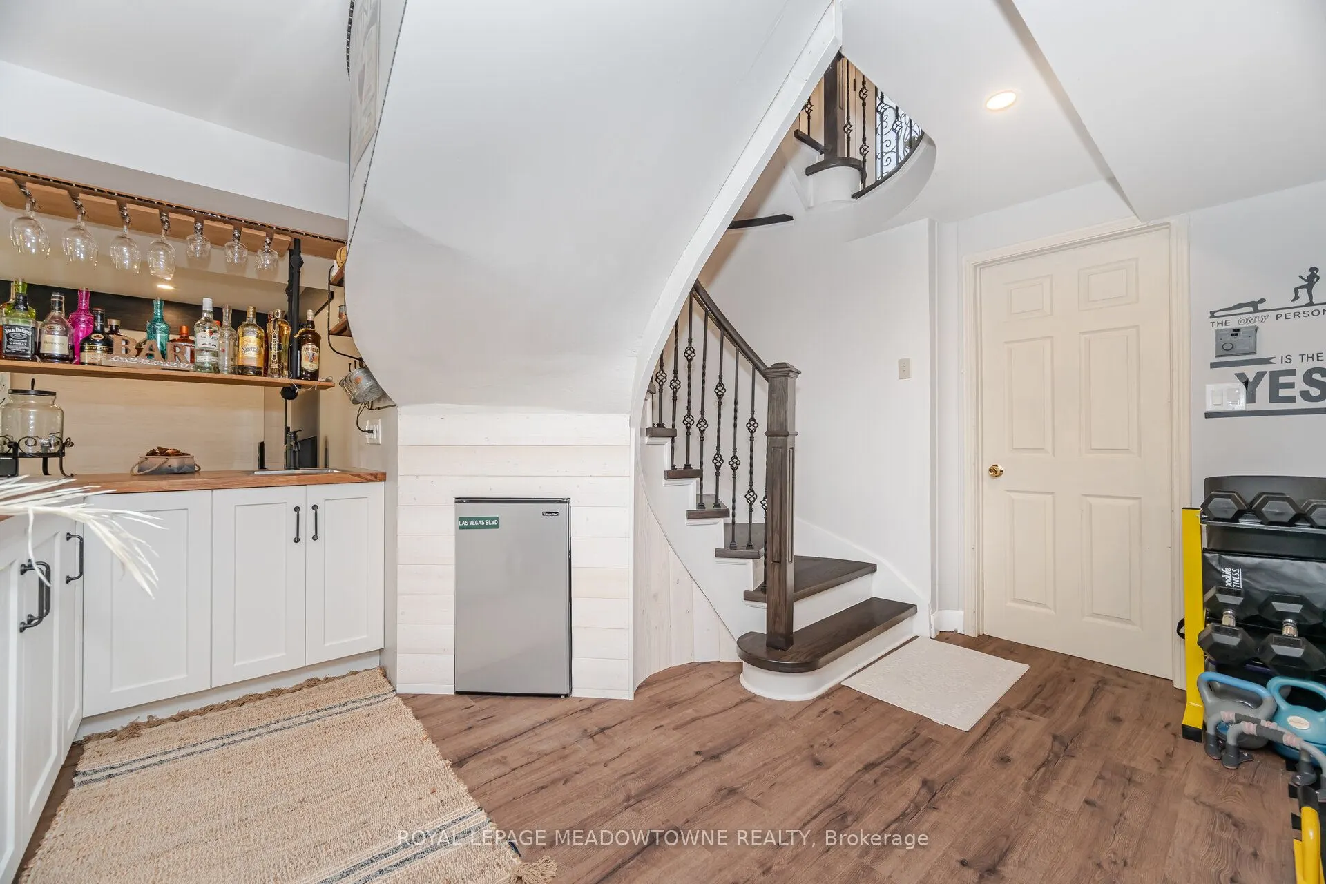6 Hollis Crescent