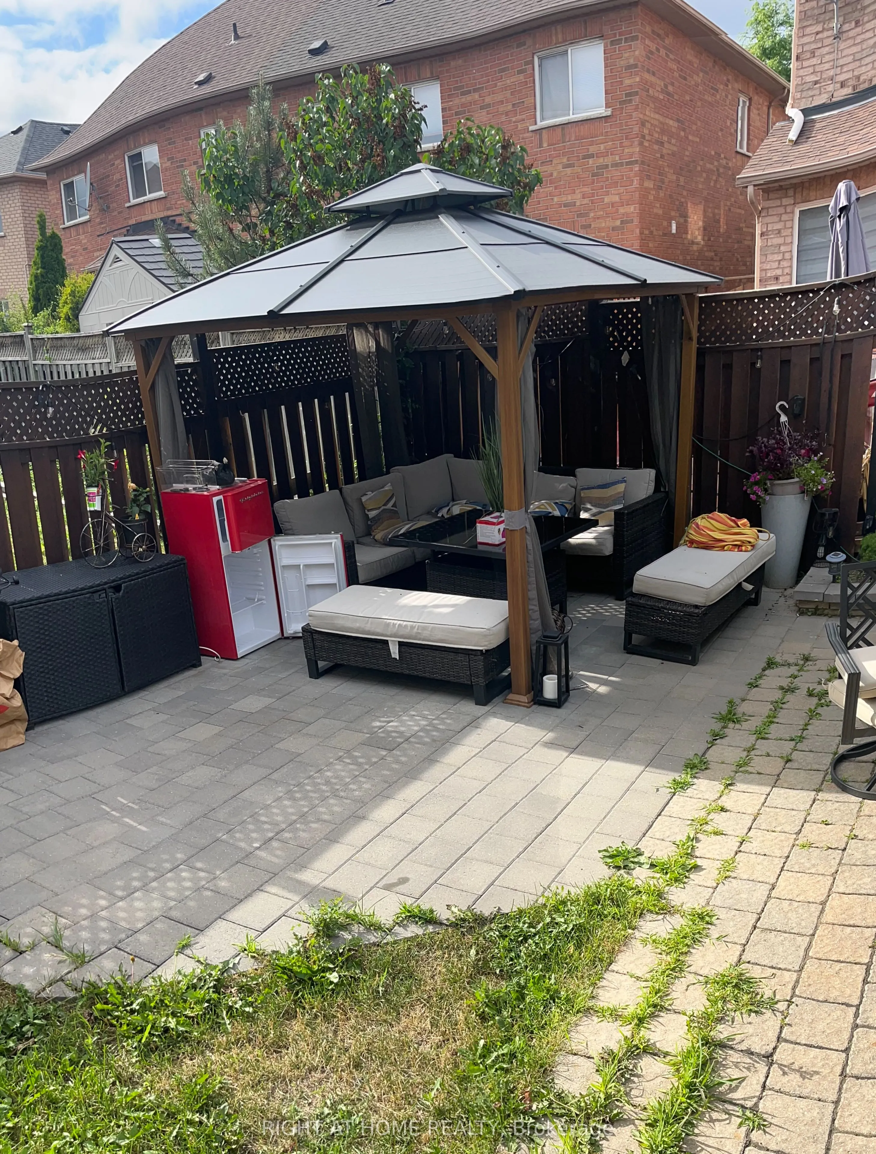 26 Bluewater Trail N