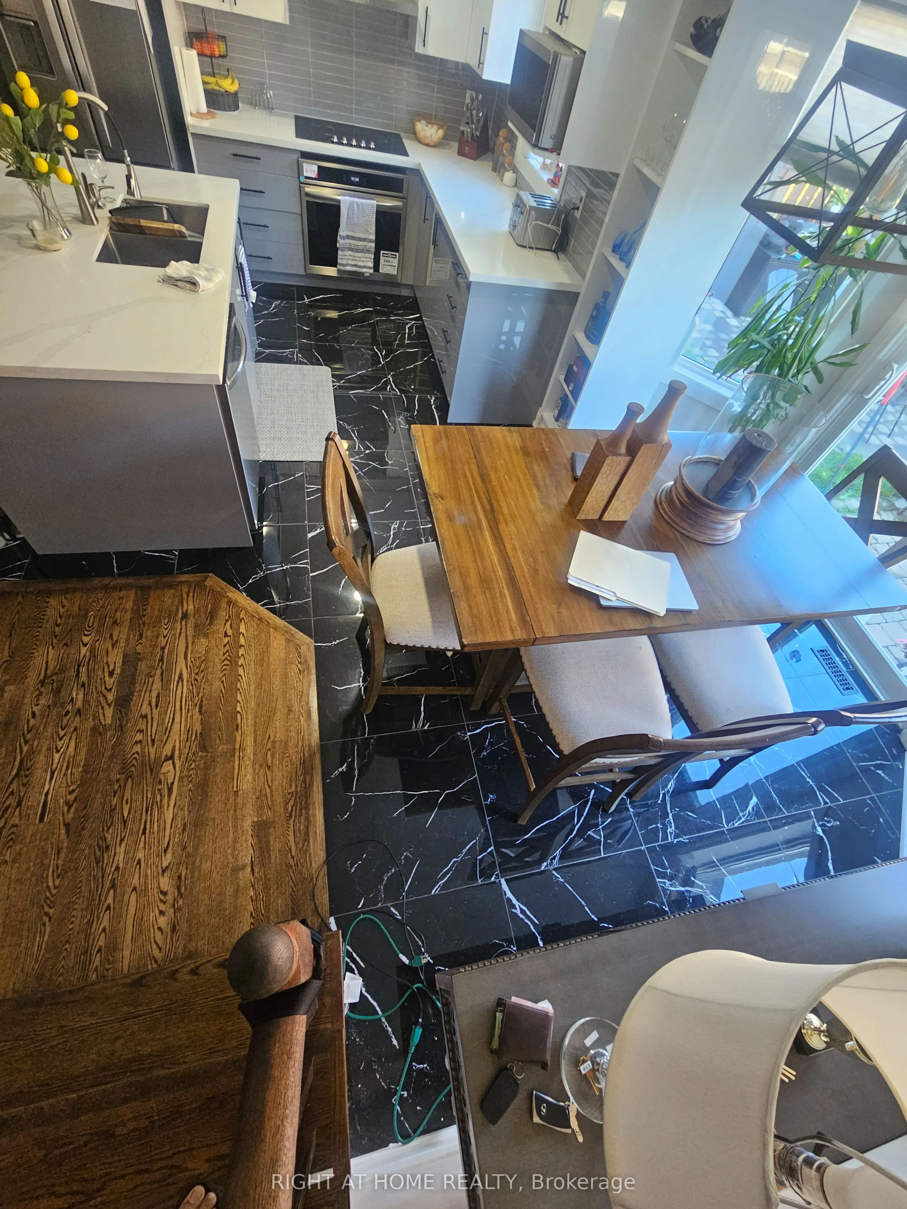26 Bluewater Trail N