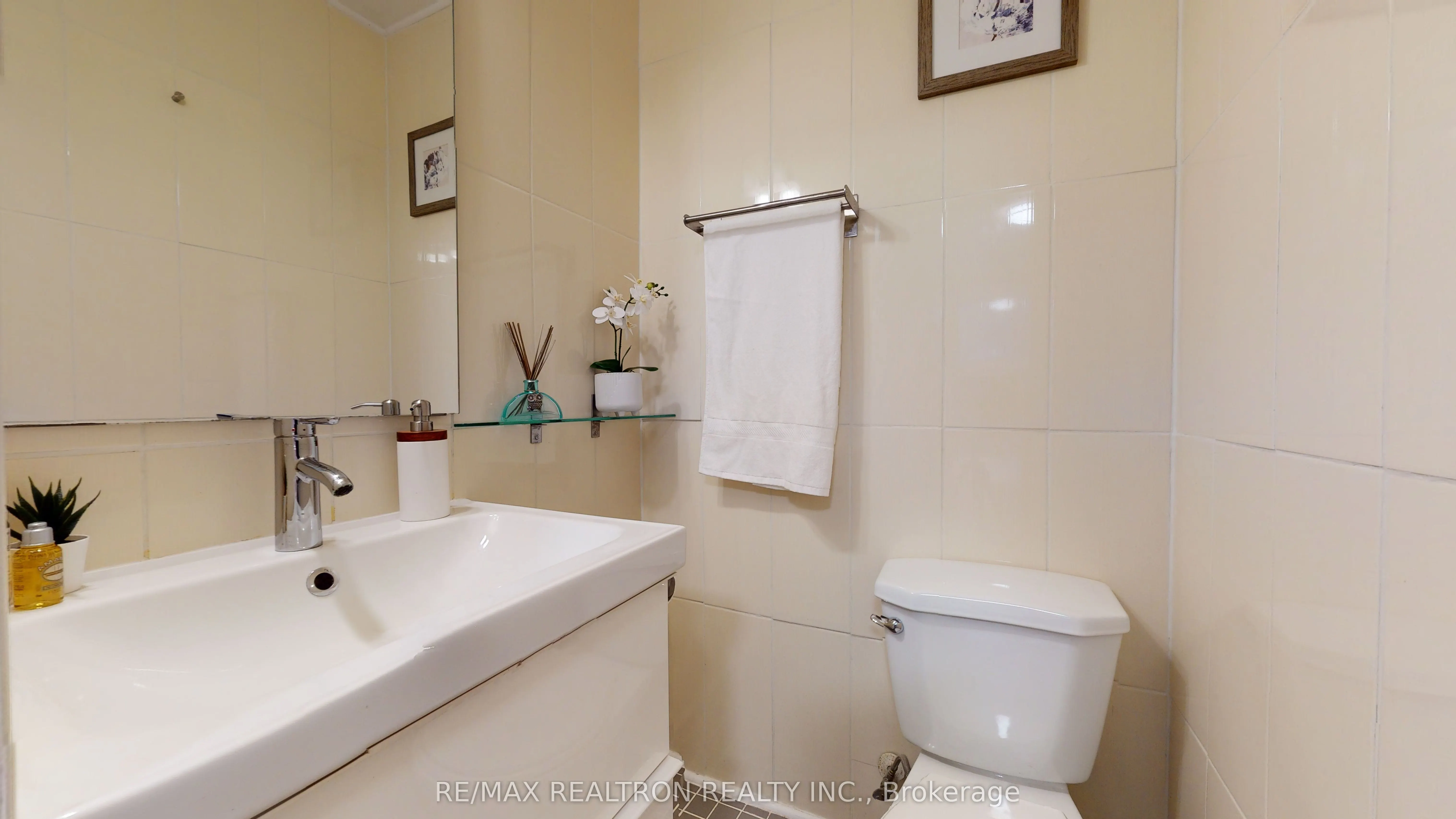 39 Davis Road, #Main Floor