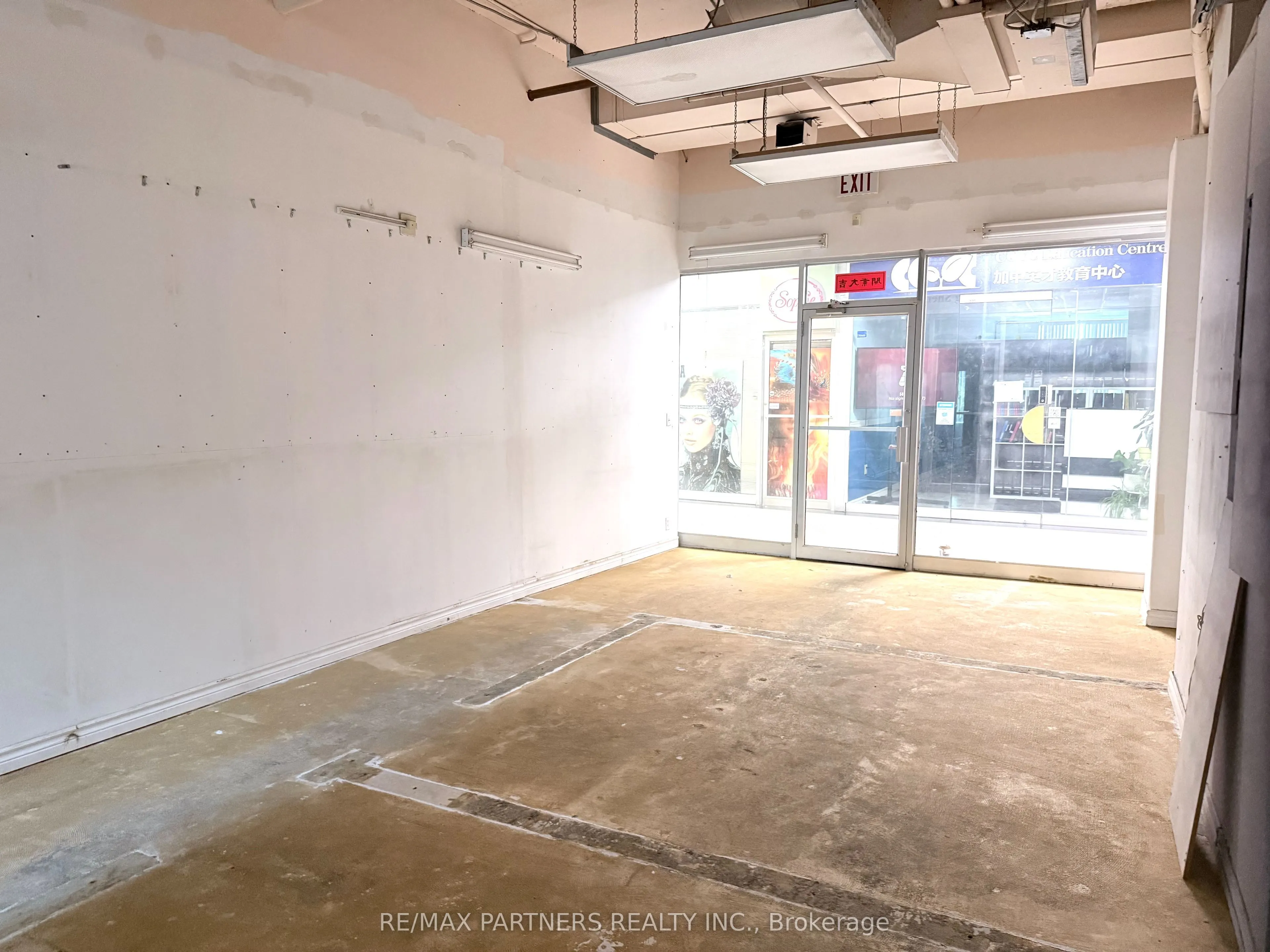 550 Highway 7 E, #215