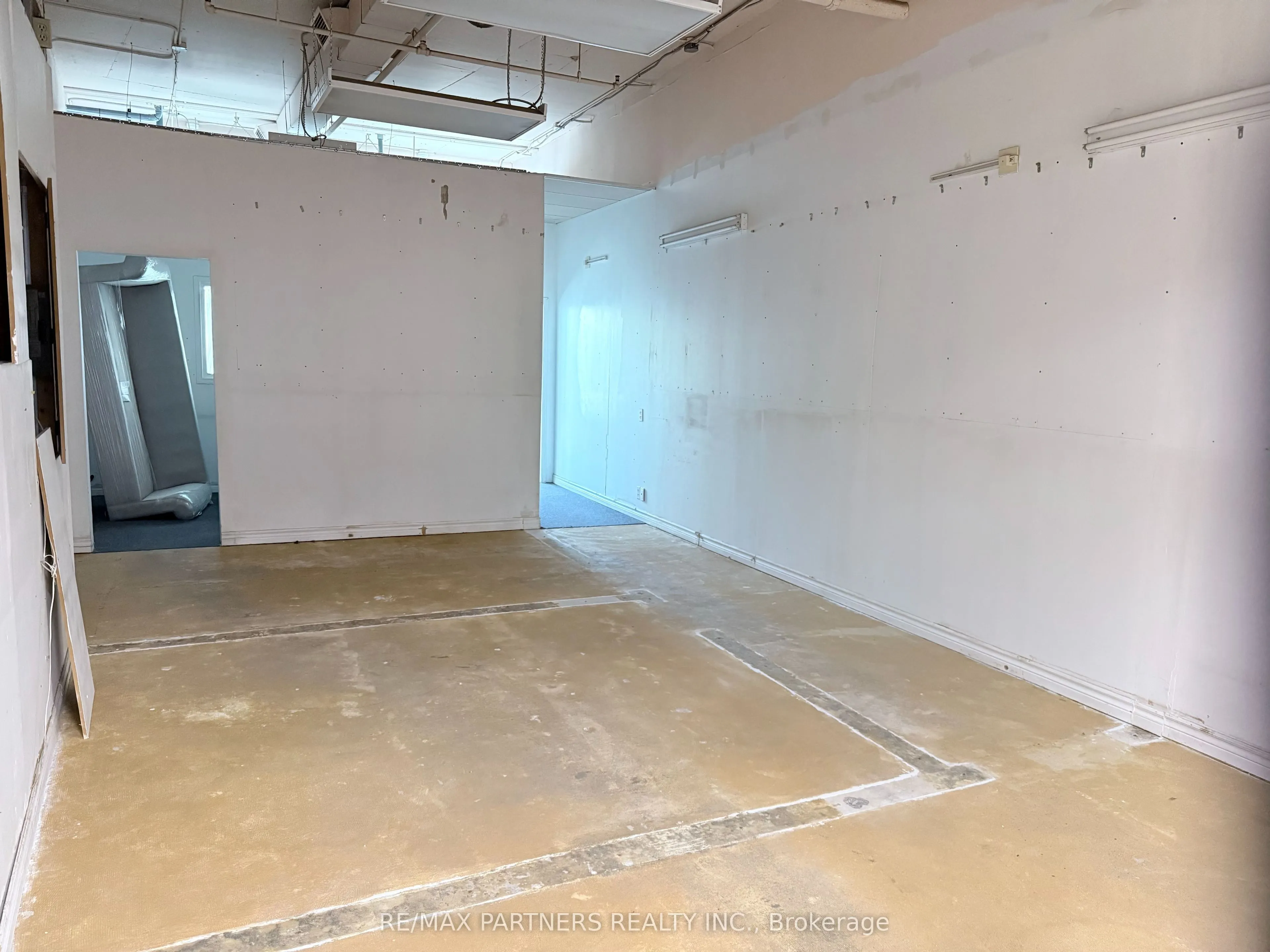 550 Highway 7 E, #215