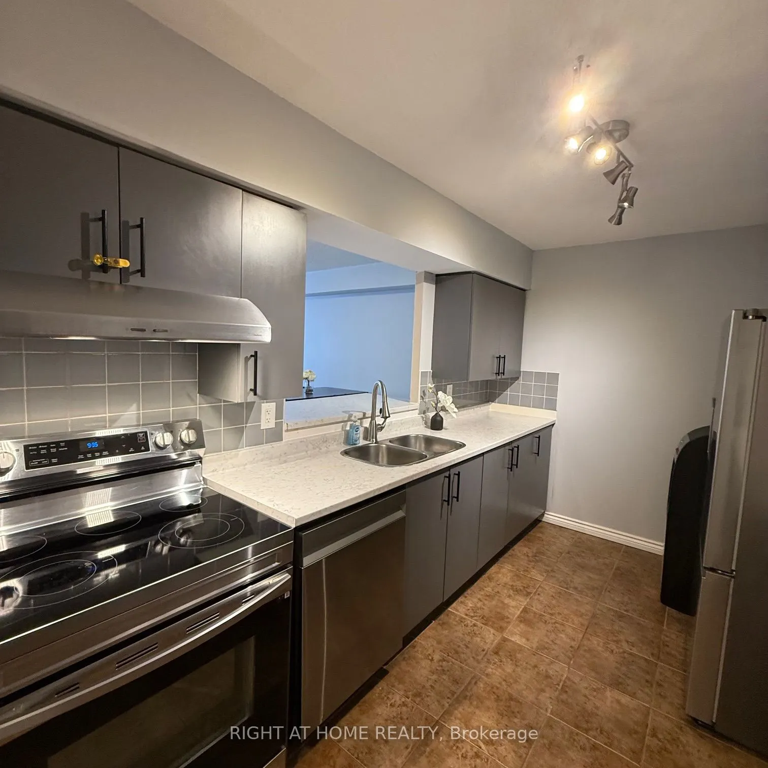 260 Davis Drive, #806