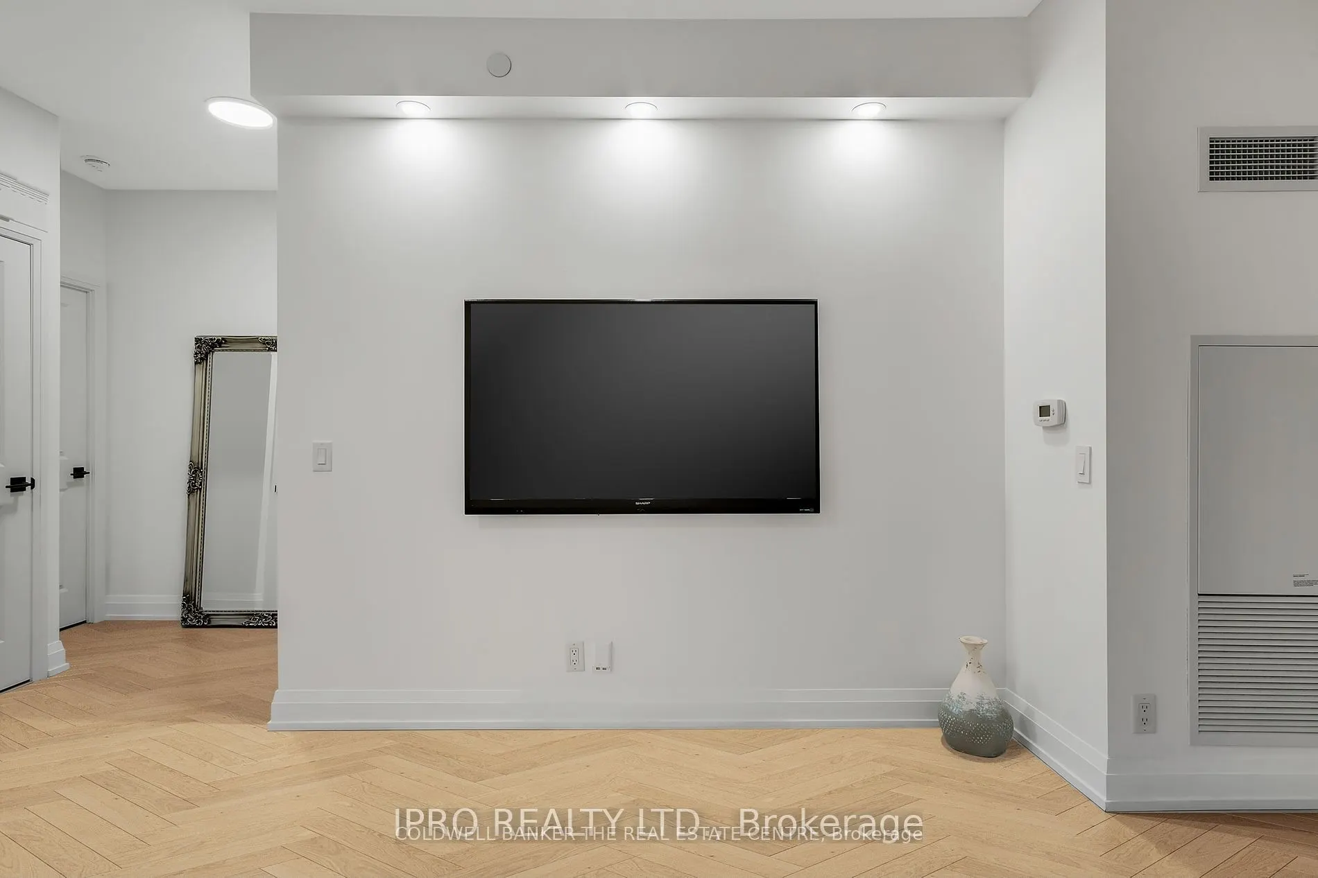 7890 Bathurst Street, #204