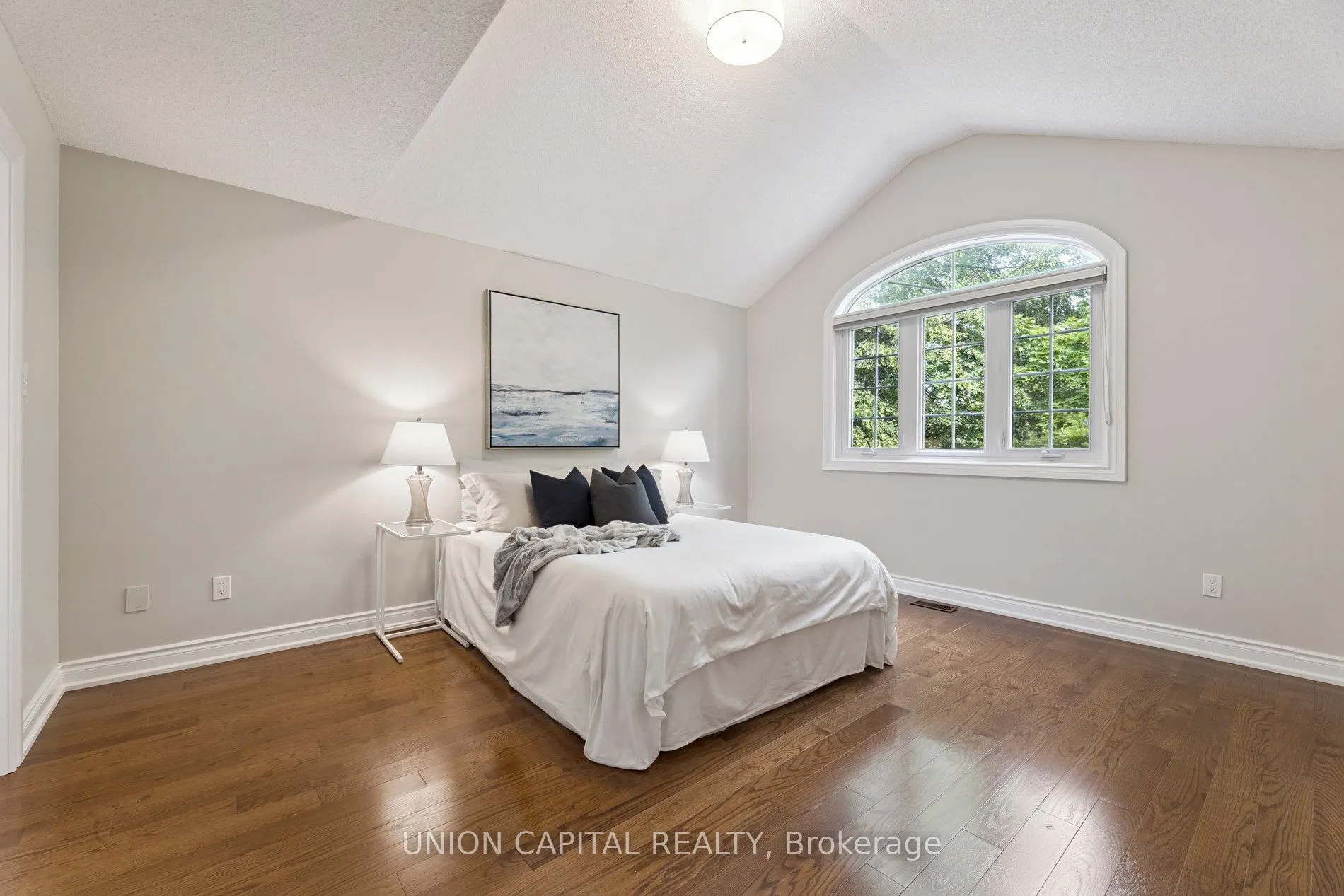 86 Charing Crescent