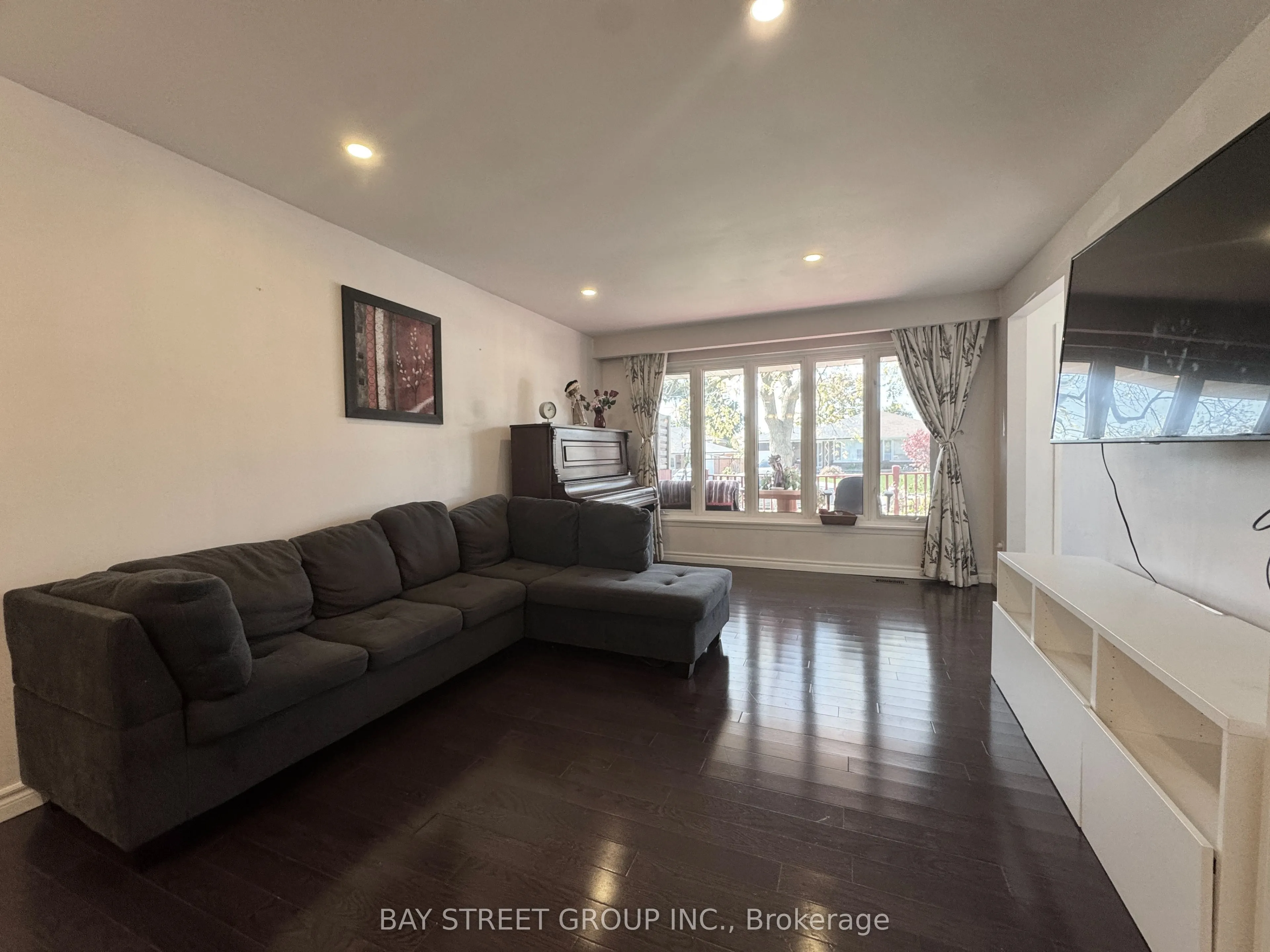 43 Sherwood Forest Drive, #Main Floor