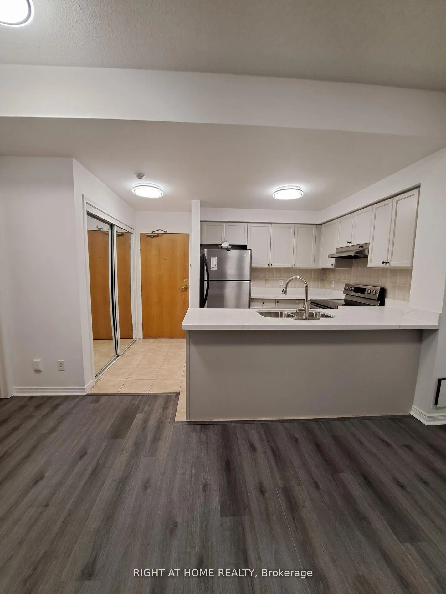1 Maison Parc Court, #704