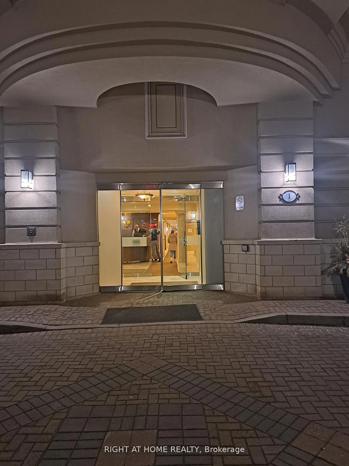 1 Maison Parc Court, #704