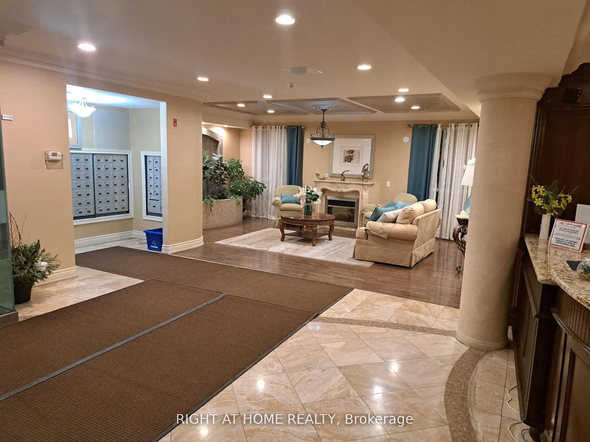 1 Maison Parc Court, #704