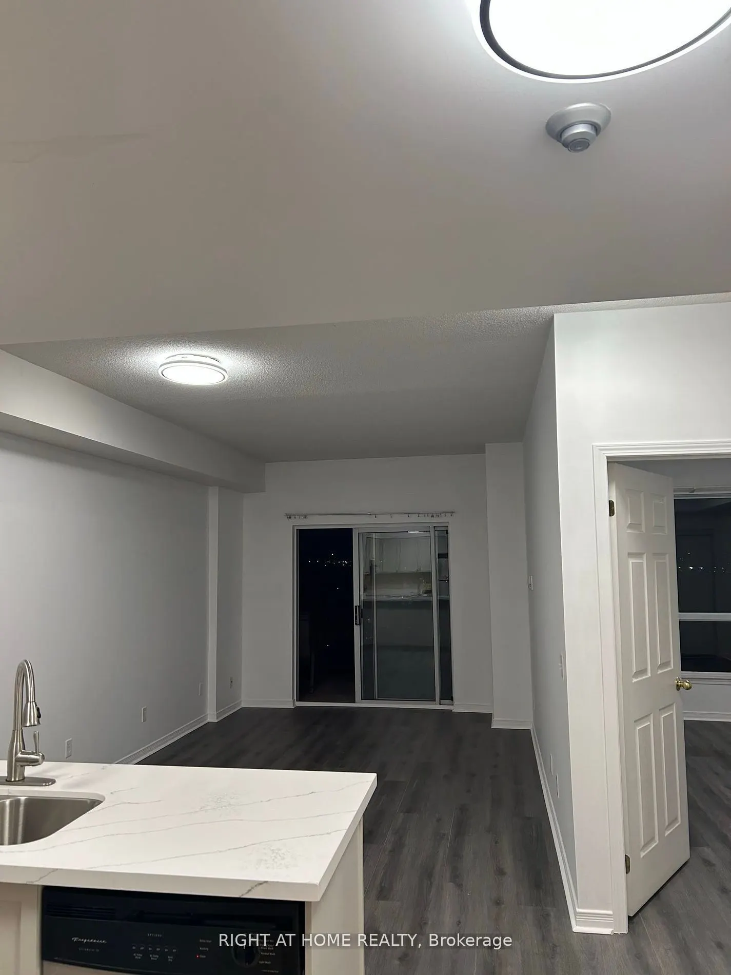 1 Maison Parc Court, #704