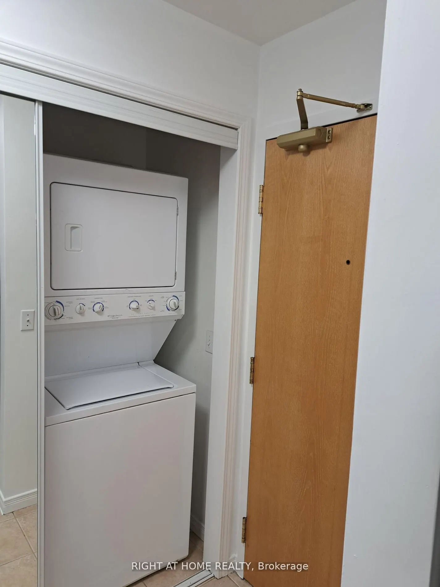 1 Maison Parc Court, #704