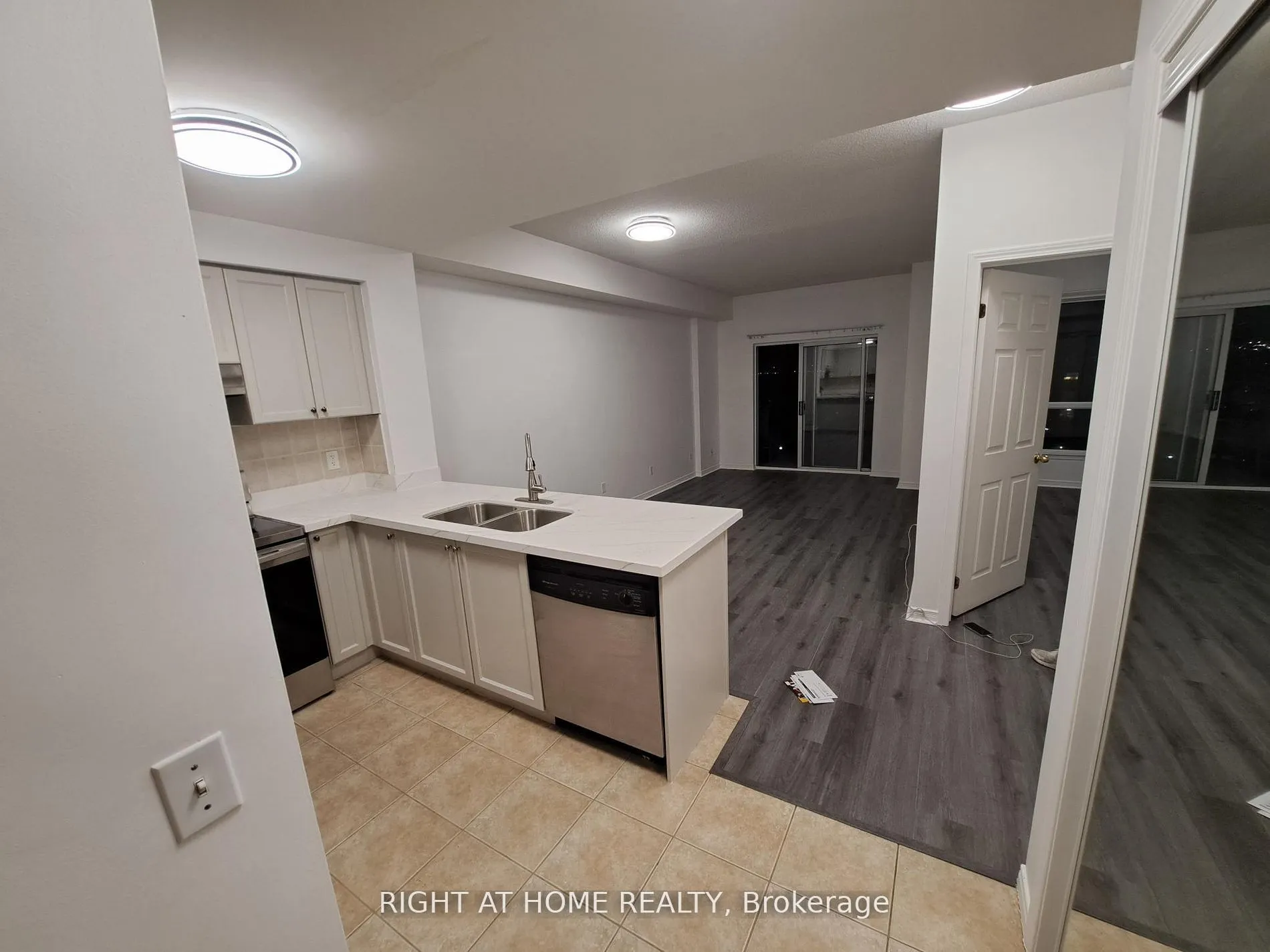 1 Maison Parc Court, #704