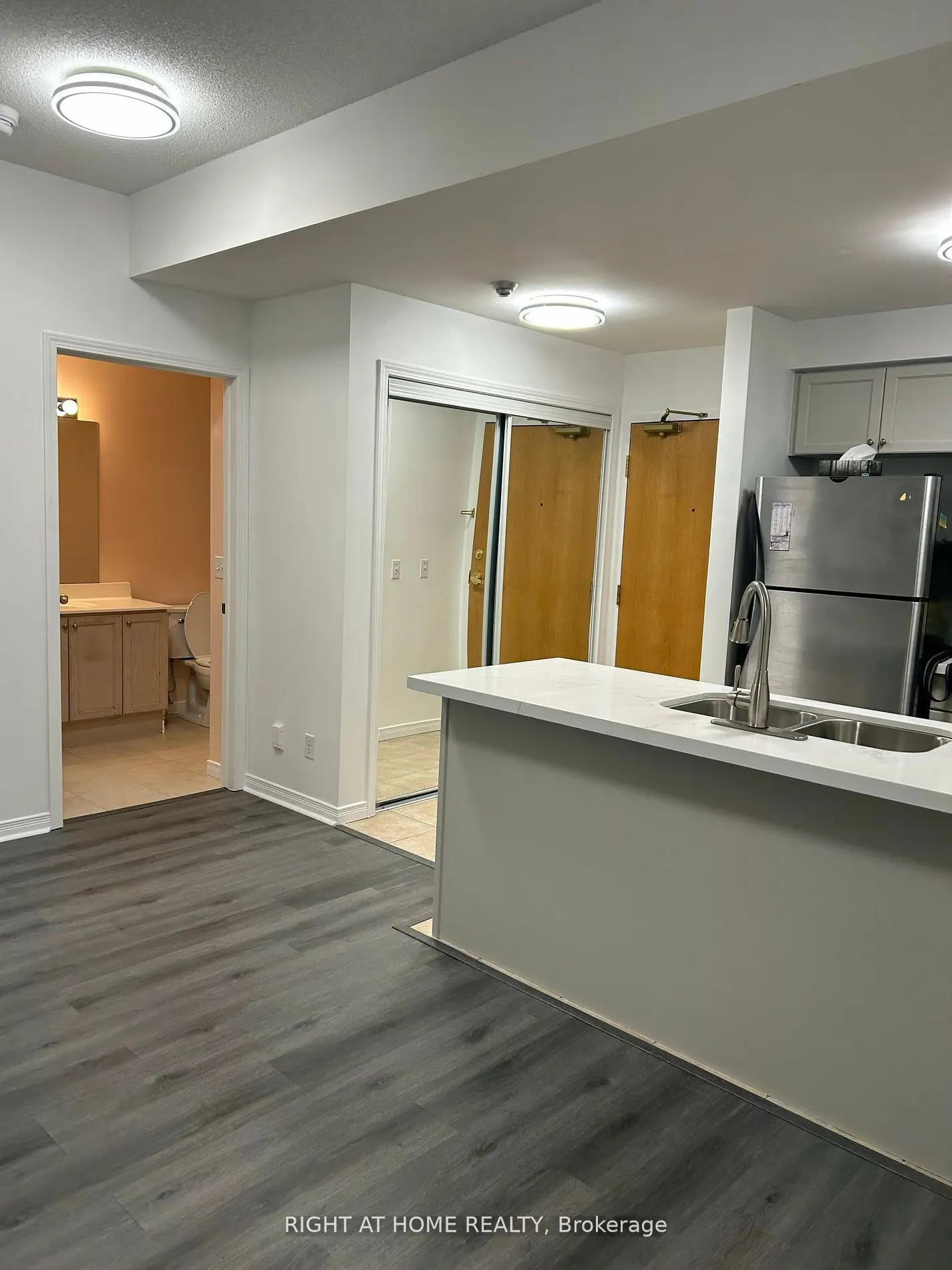 1 Maison Parc Court, #704