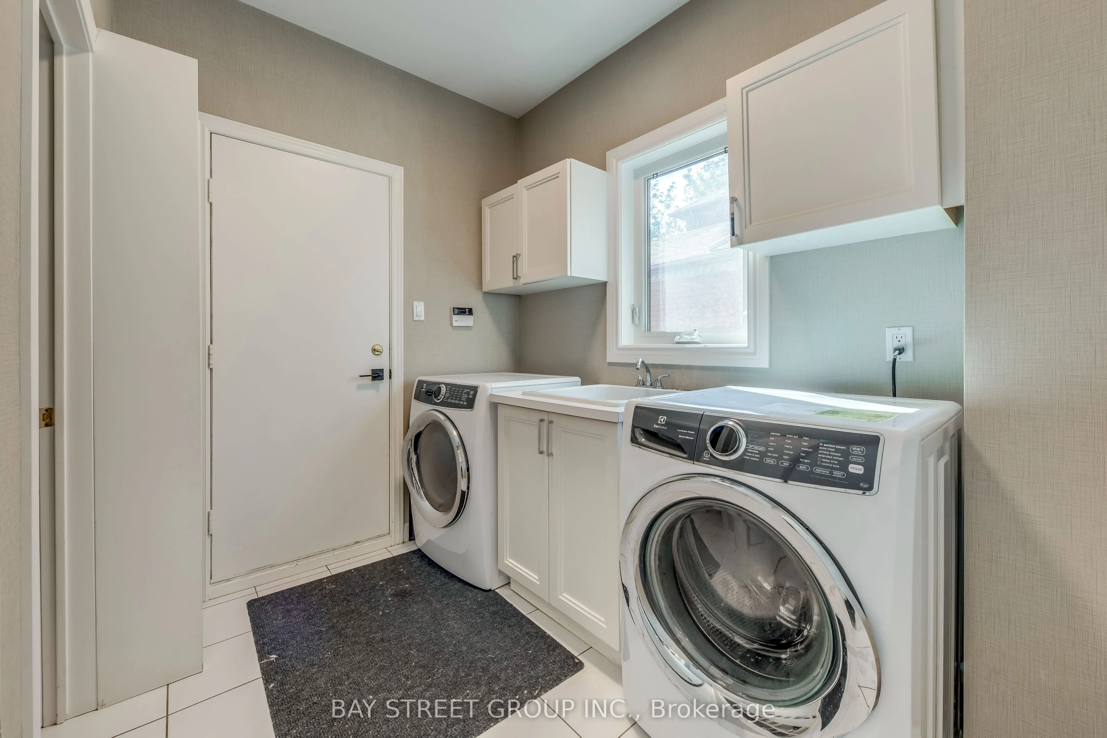 128 beverley glen Boulevard