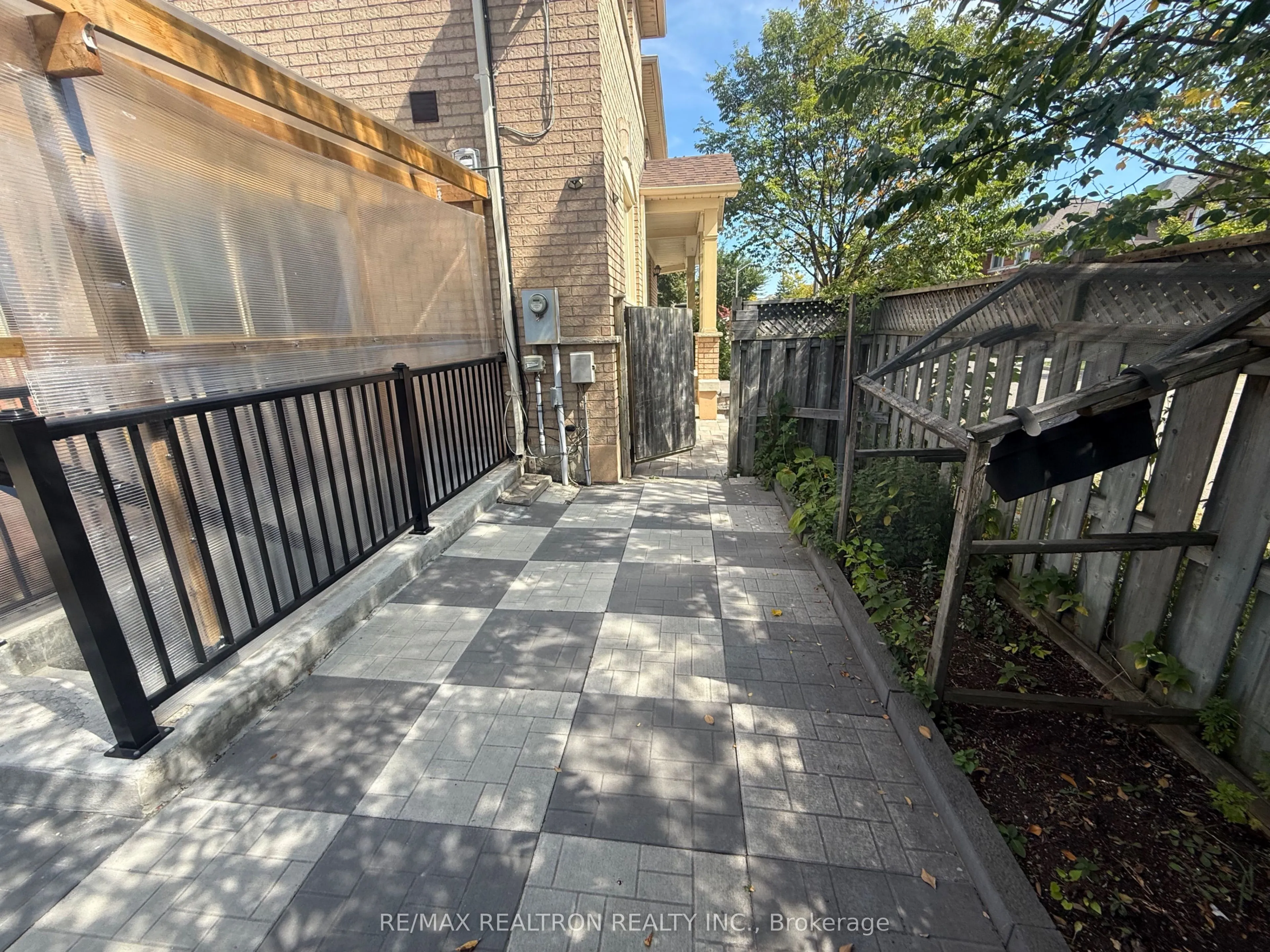 2 Mccaul Street