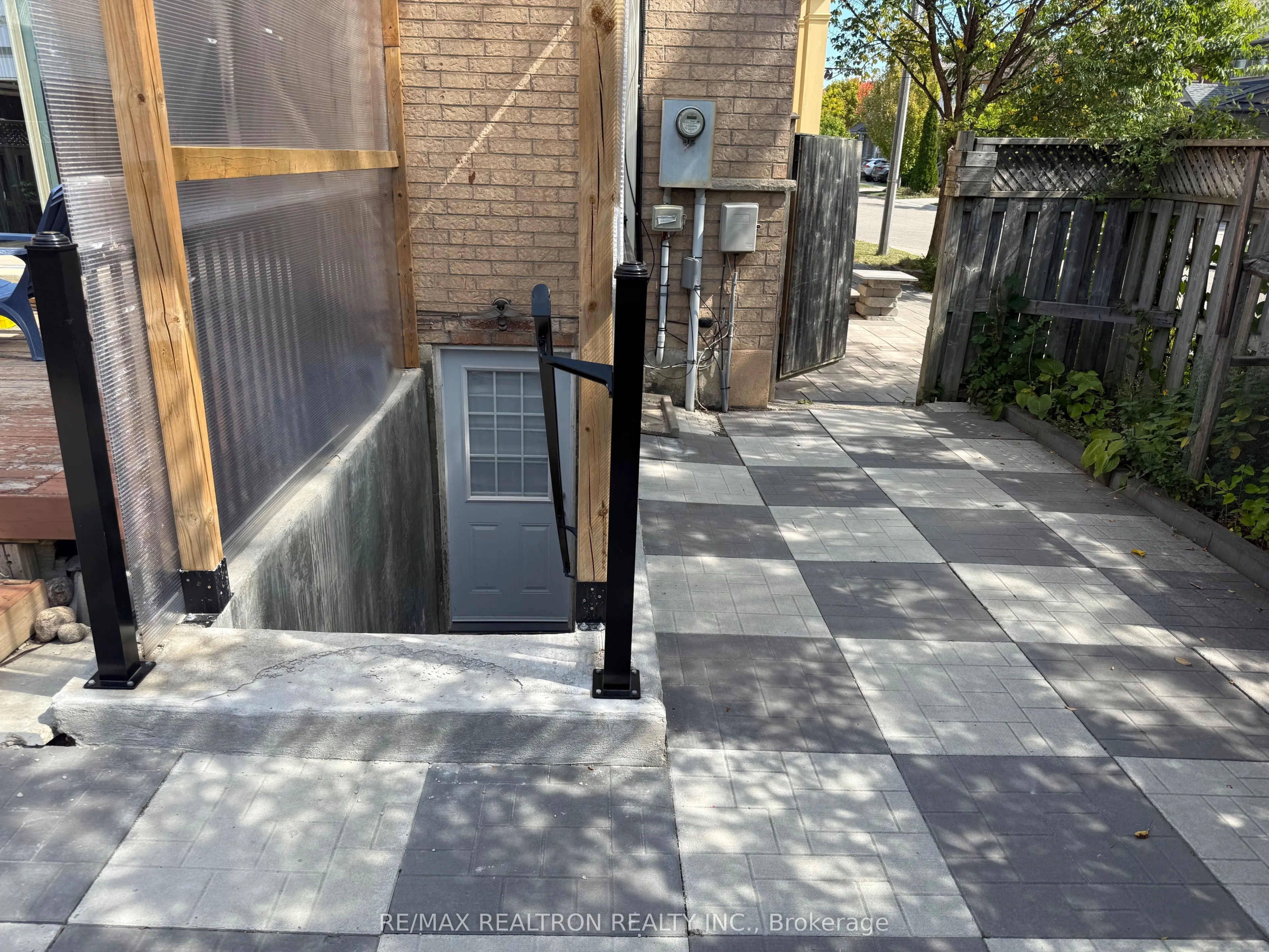 2 Mccaul Street