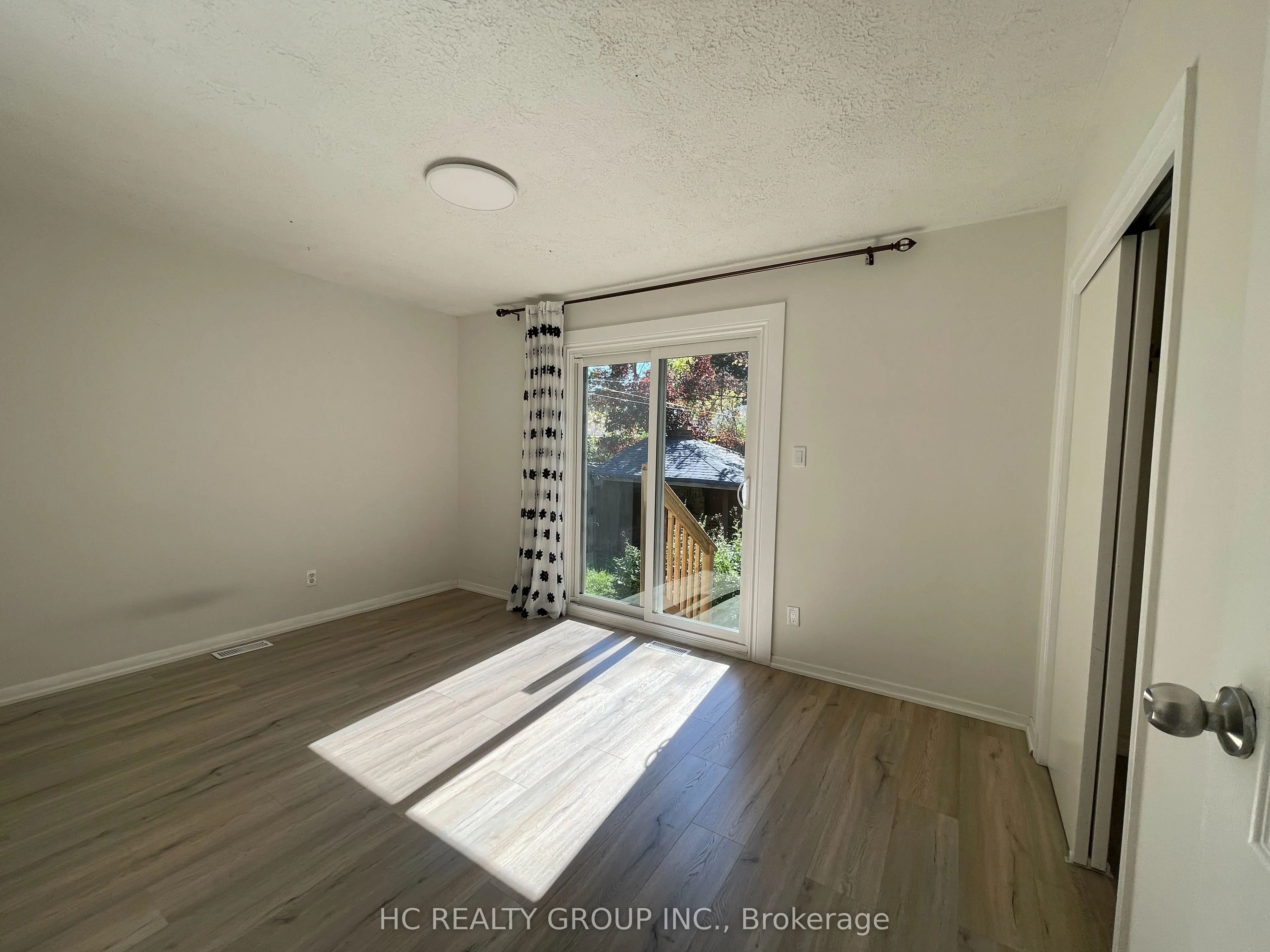 516 Lynett Crescent