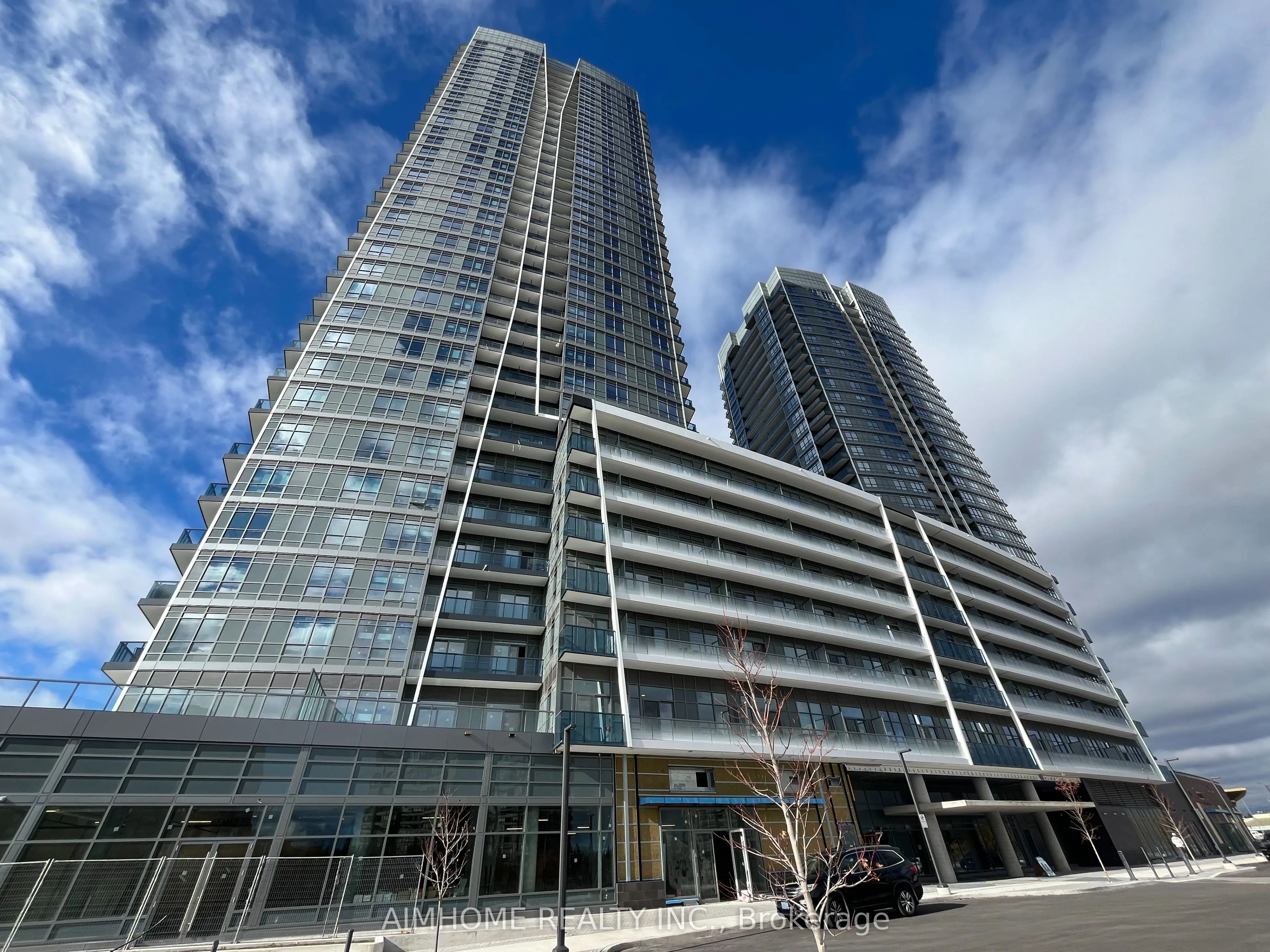 50 Upper Mall Way, #1902