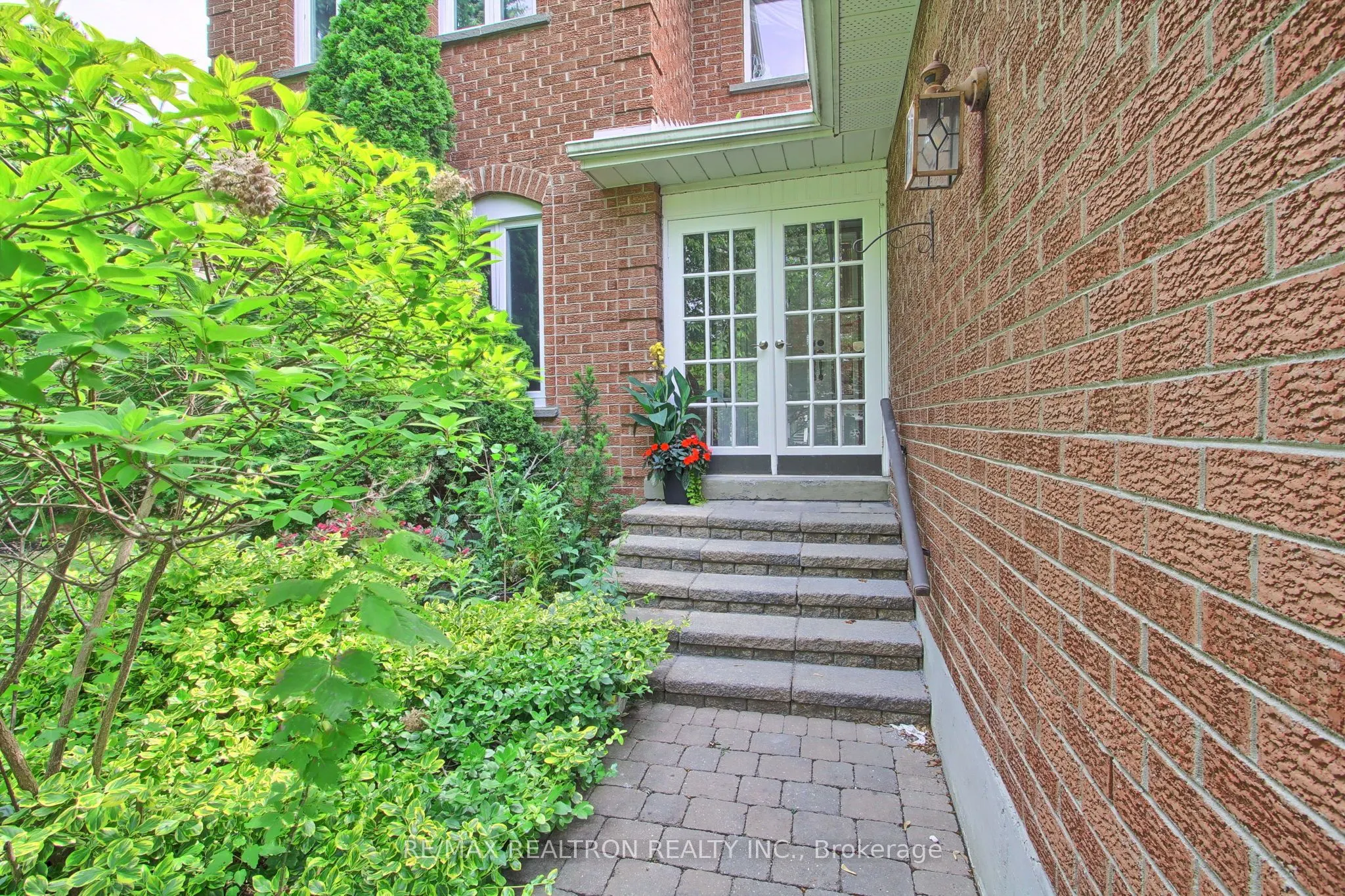 19 Crystal Drive N