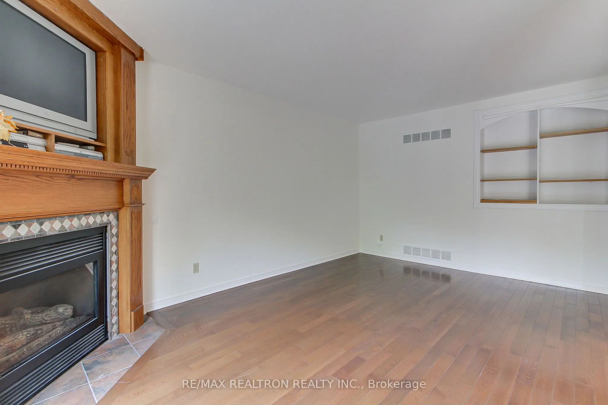 19 Crystal Drive N