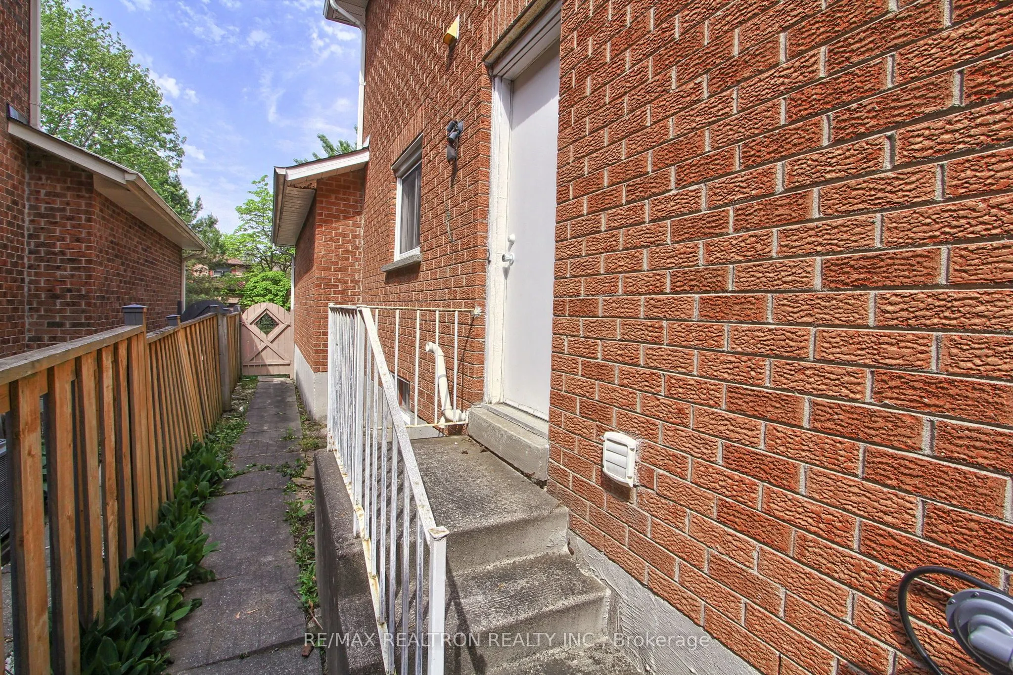 19 Crystal Drive N