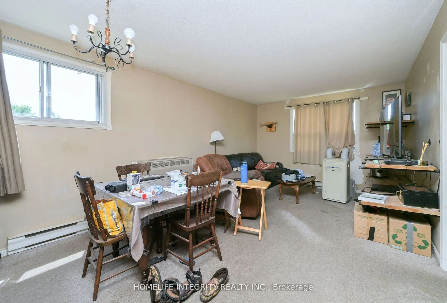 254 Centre Street E