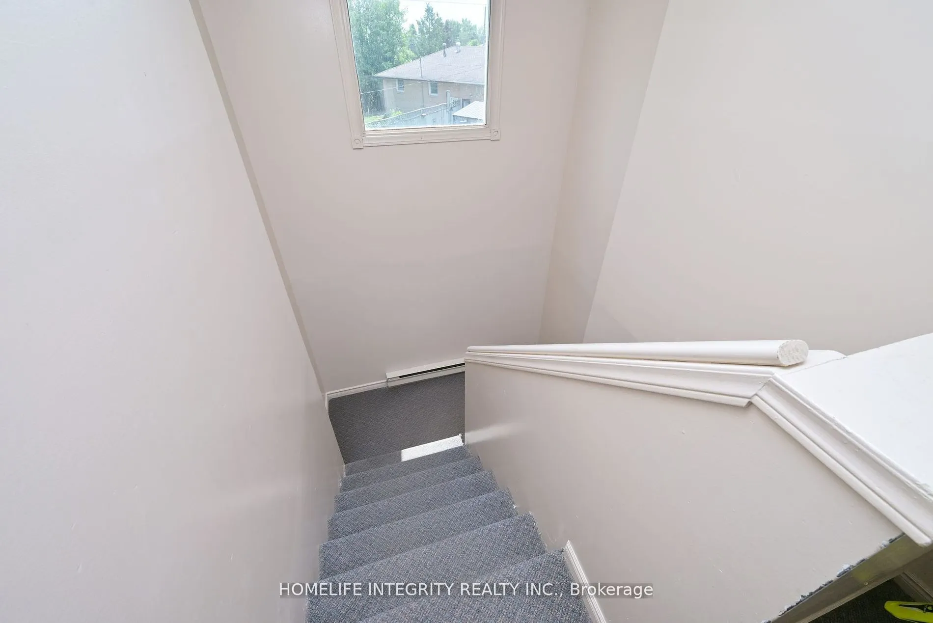 254 Centre Street E