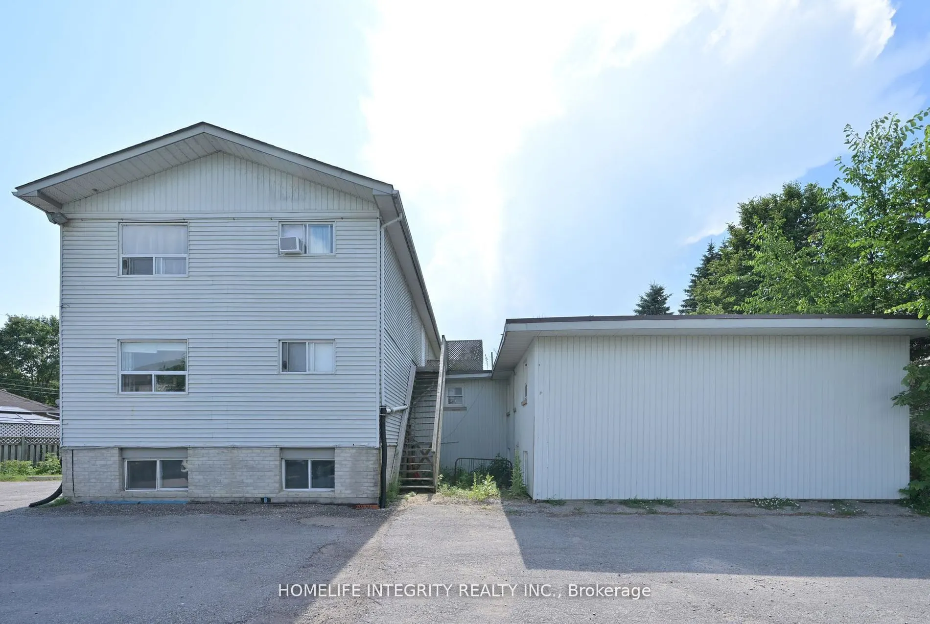 254 Centre Street E