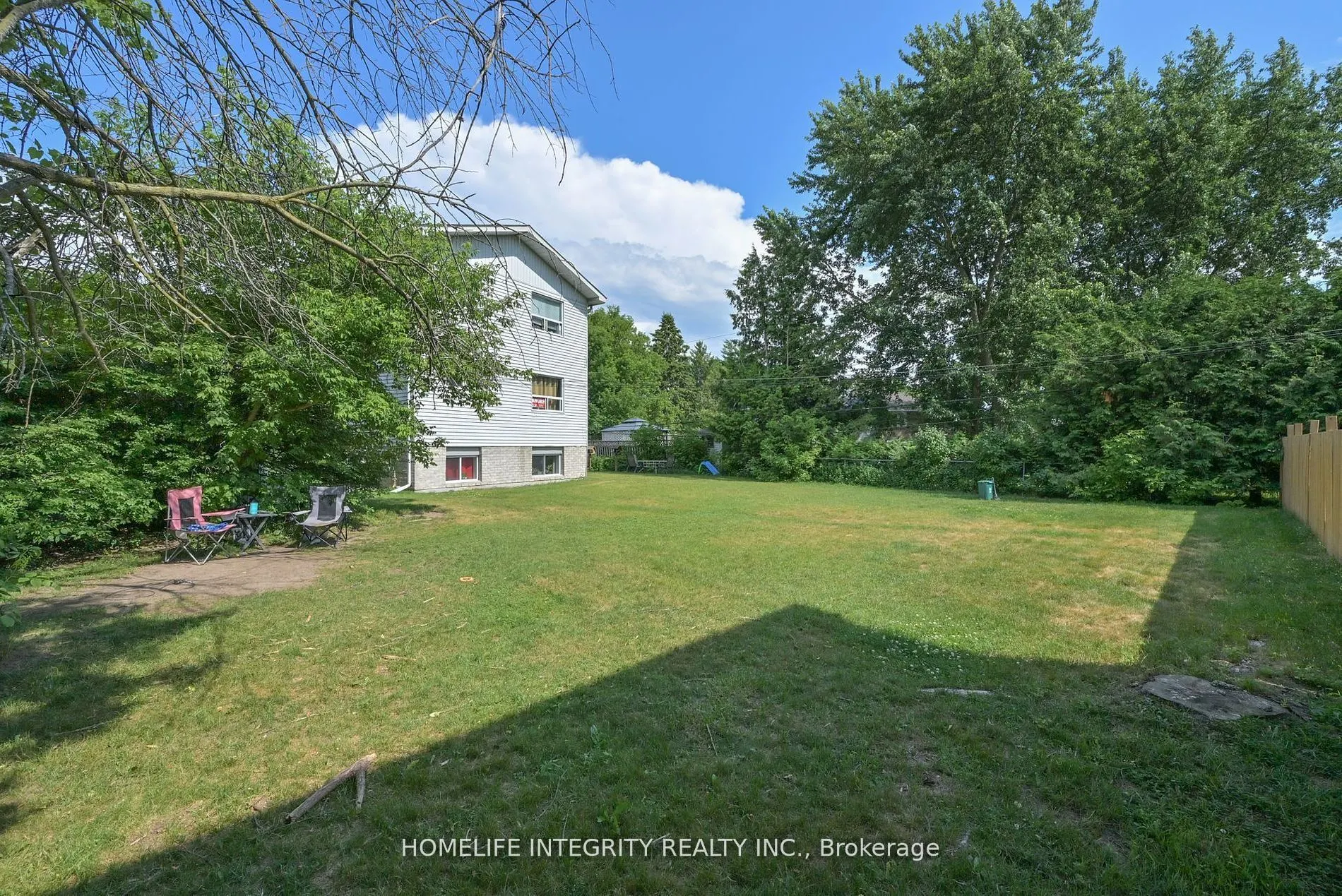 254 Centre Street E