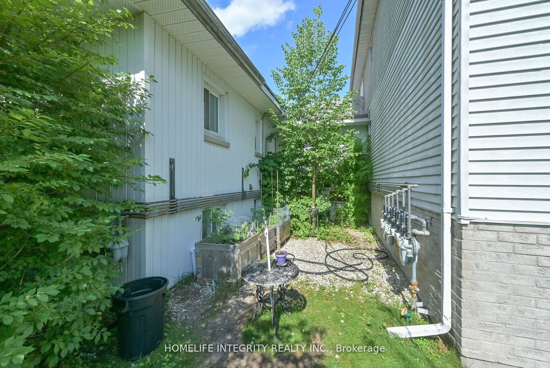 254 Centre Street E