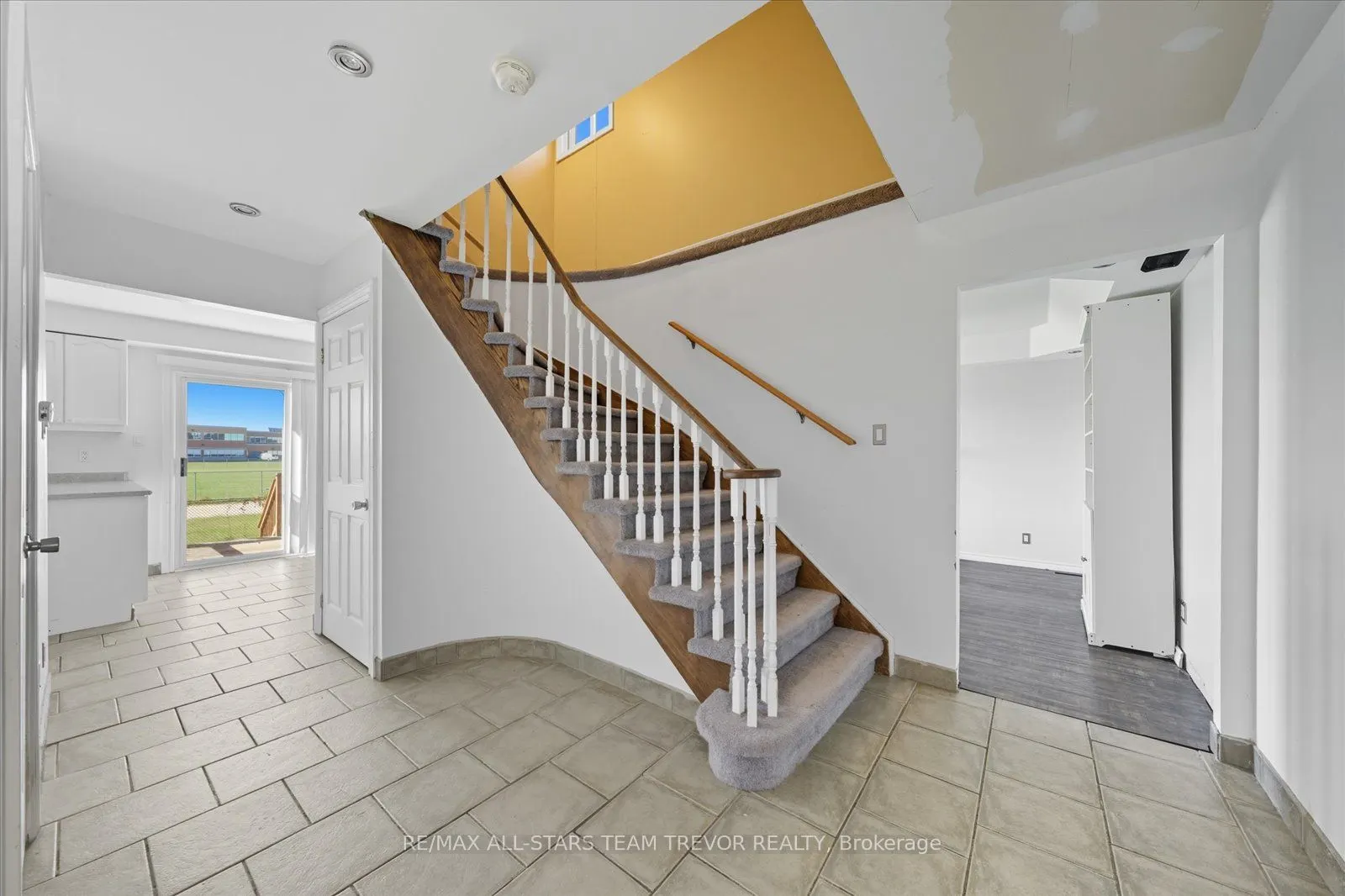24 Oakmeadow Boulevard
