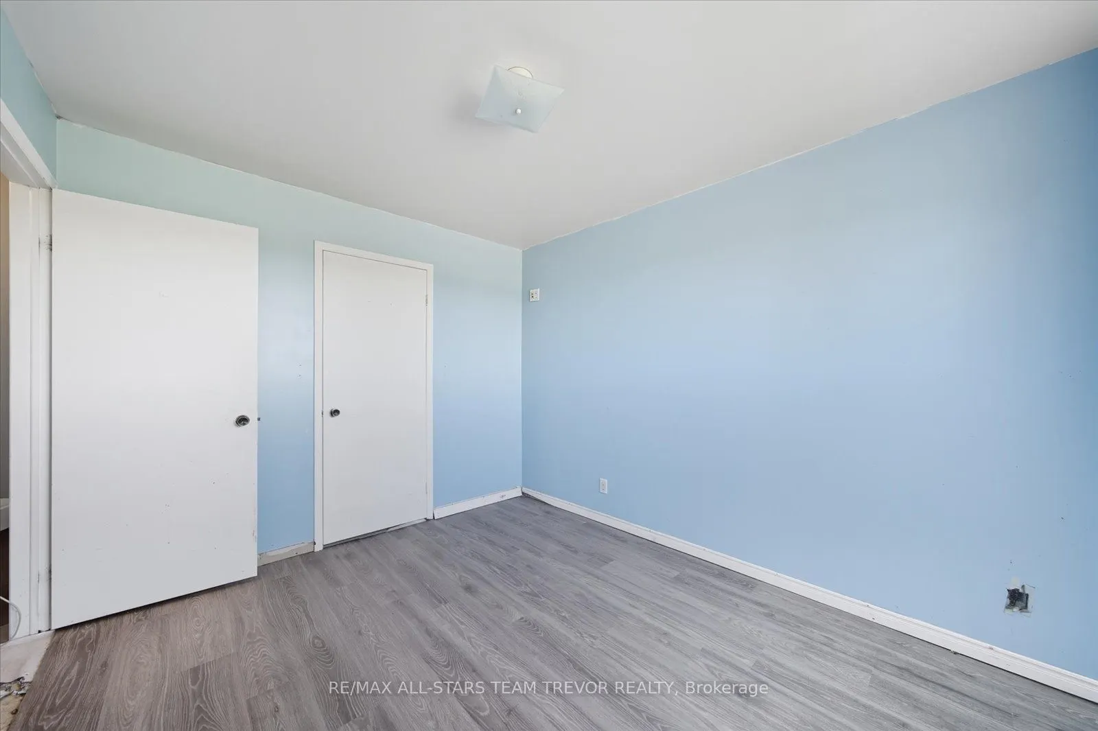 24 Oakmeadow Boulevard