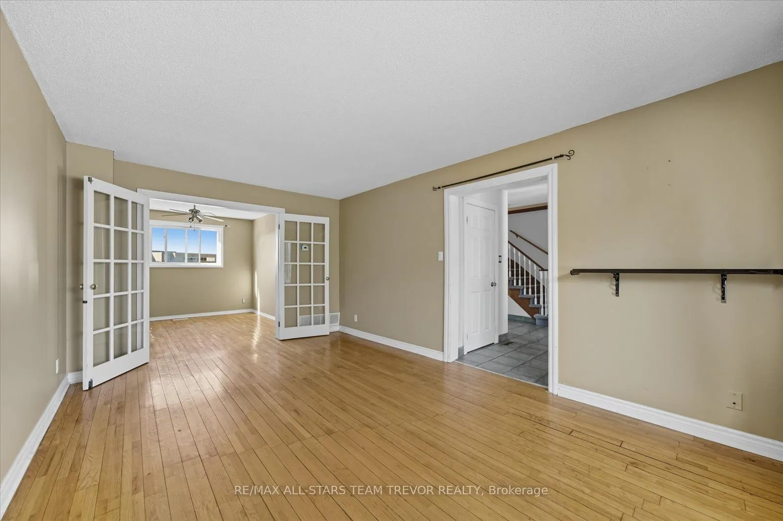 24 Oakmeadow Boulevard