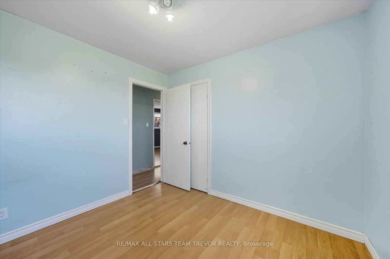 24 Oakmeadow Boulevard