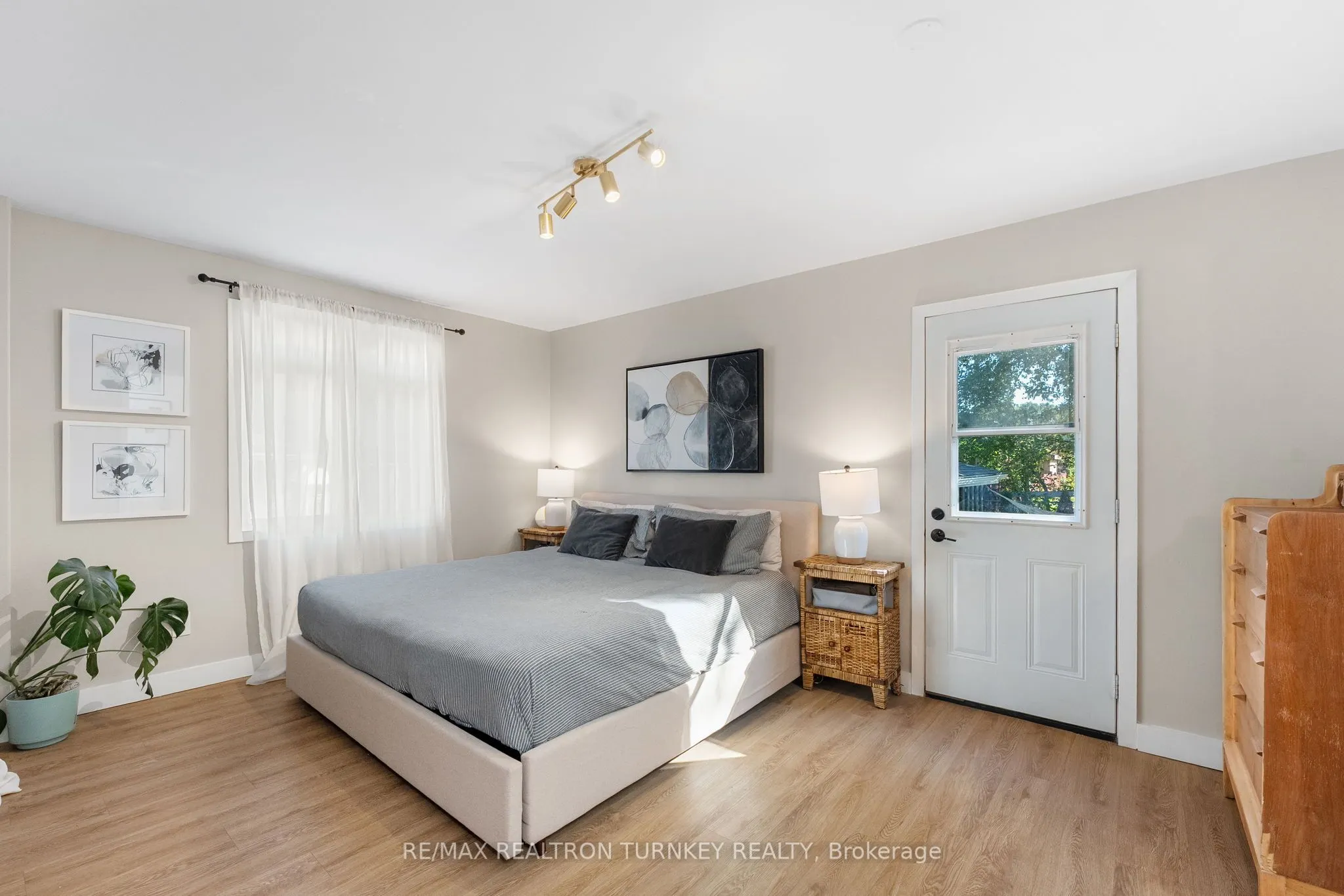 86 Simcoe Street