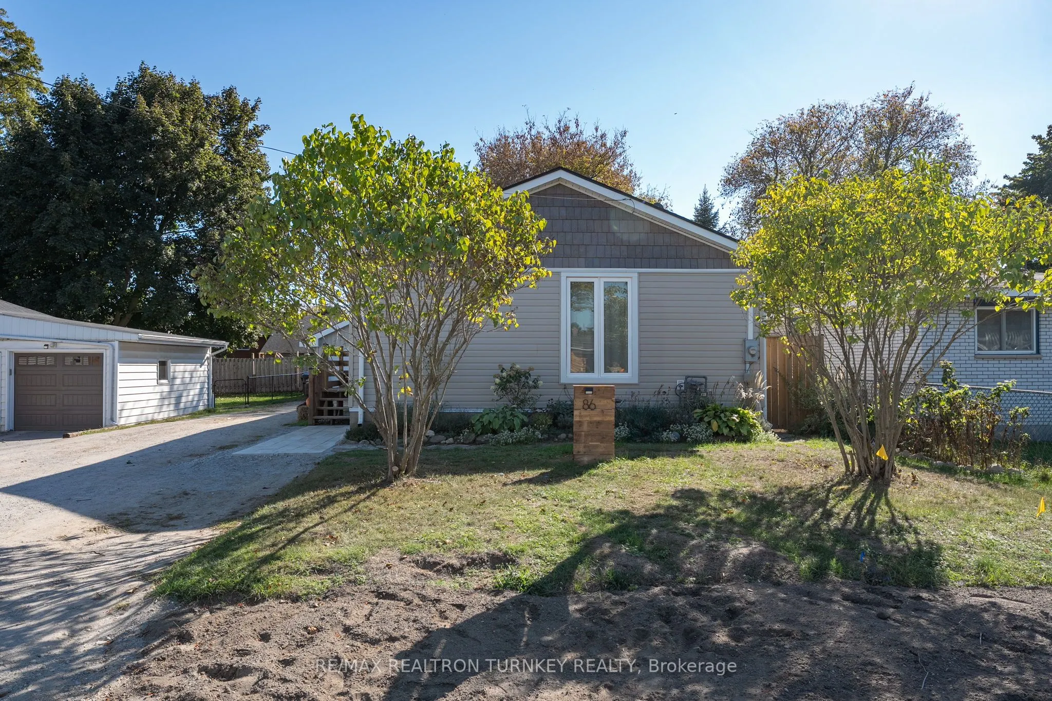 86 Simcoe Street
