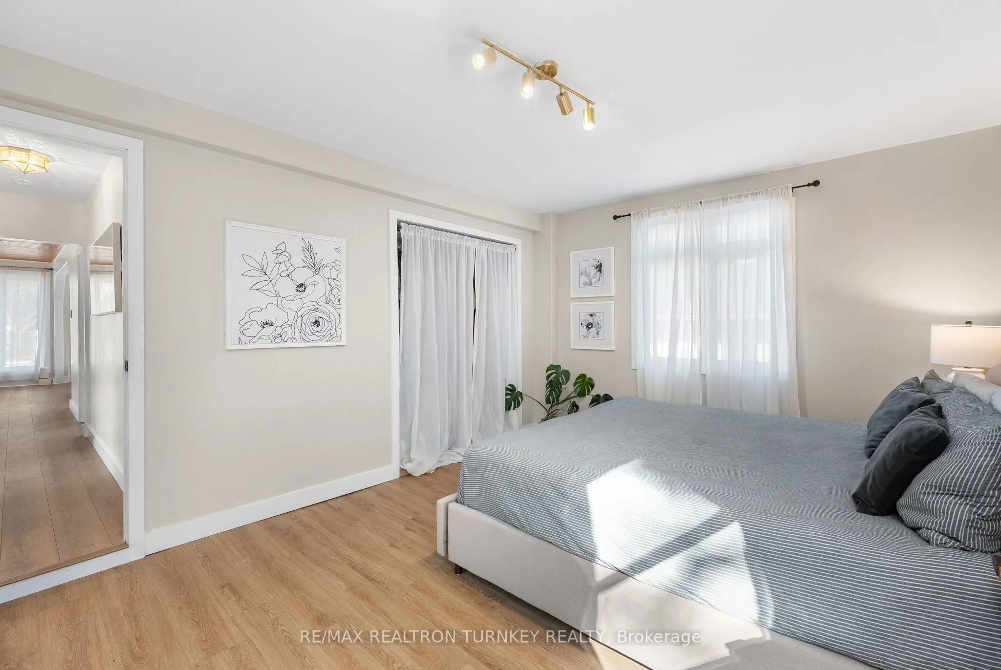 86 Simcoe Street