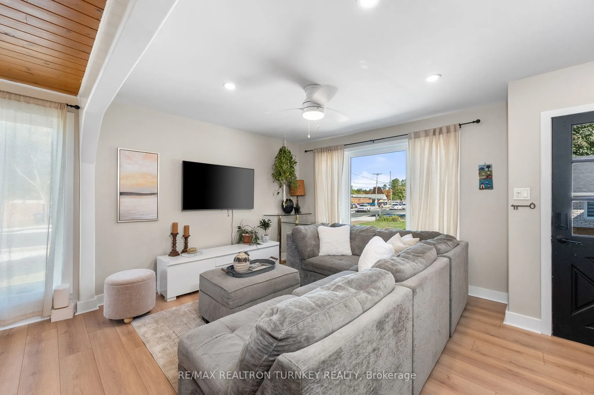 86 Simcoe Street
