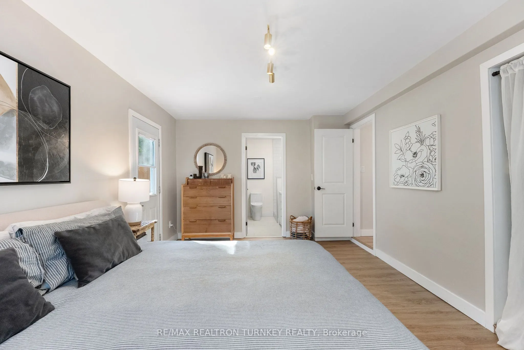 86 Simcoe Street