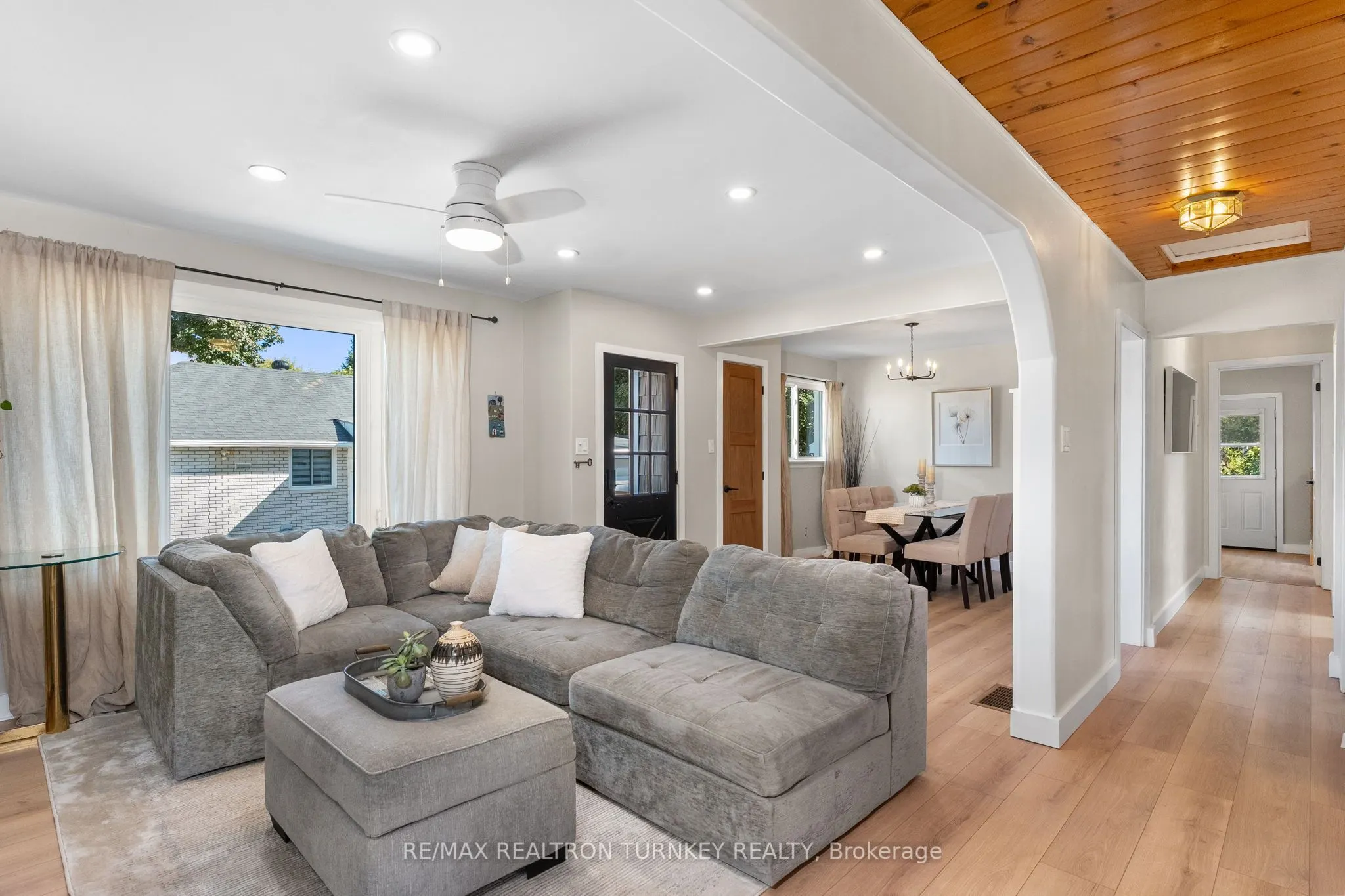86 Simcoe Street