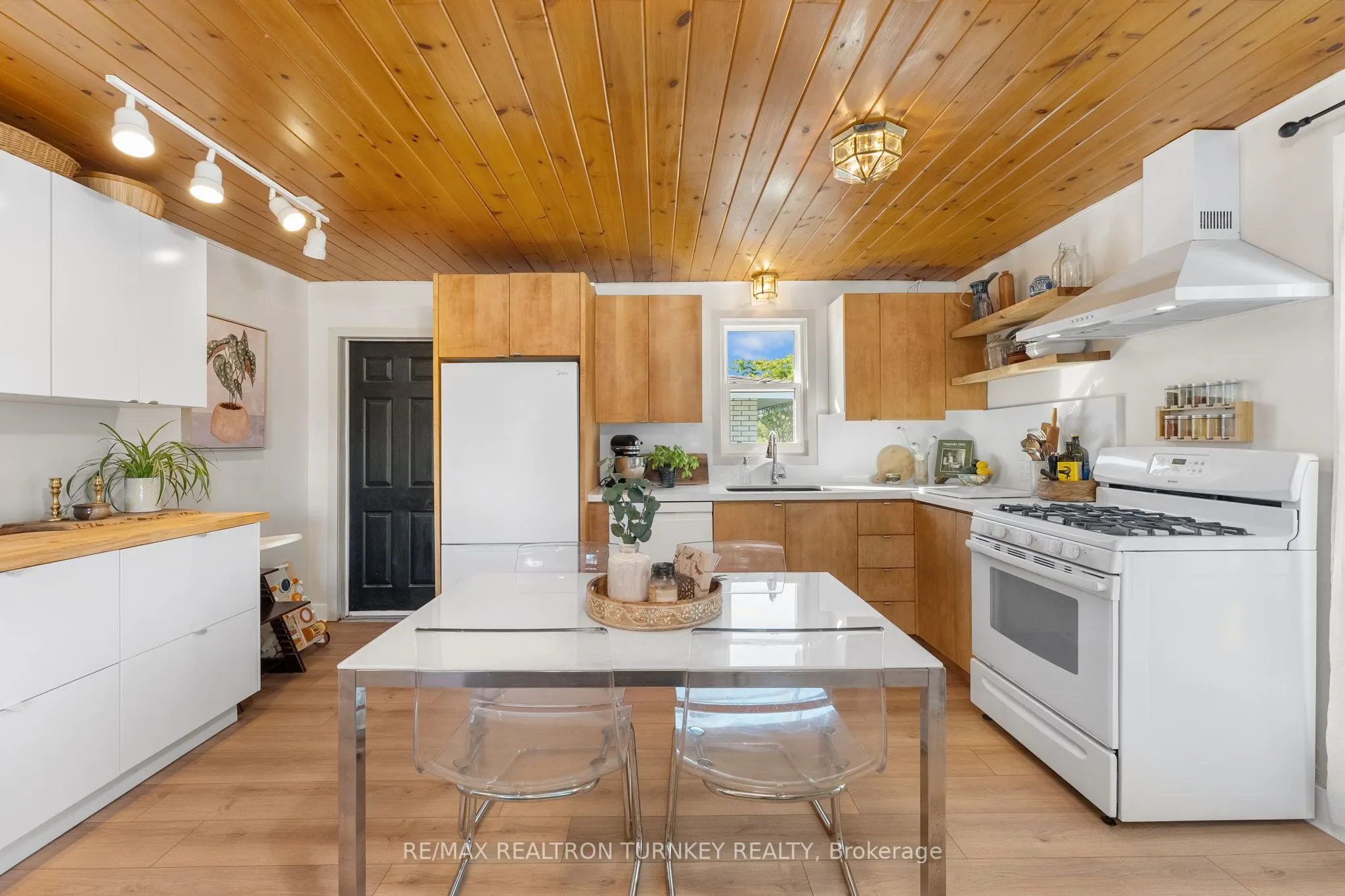 86 Simcoe Street