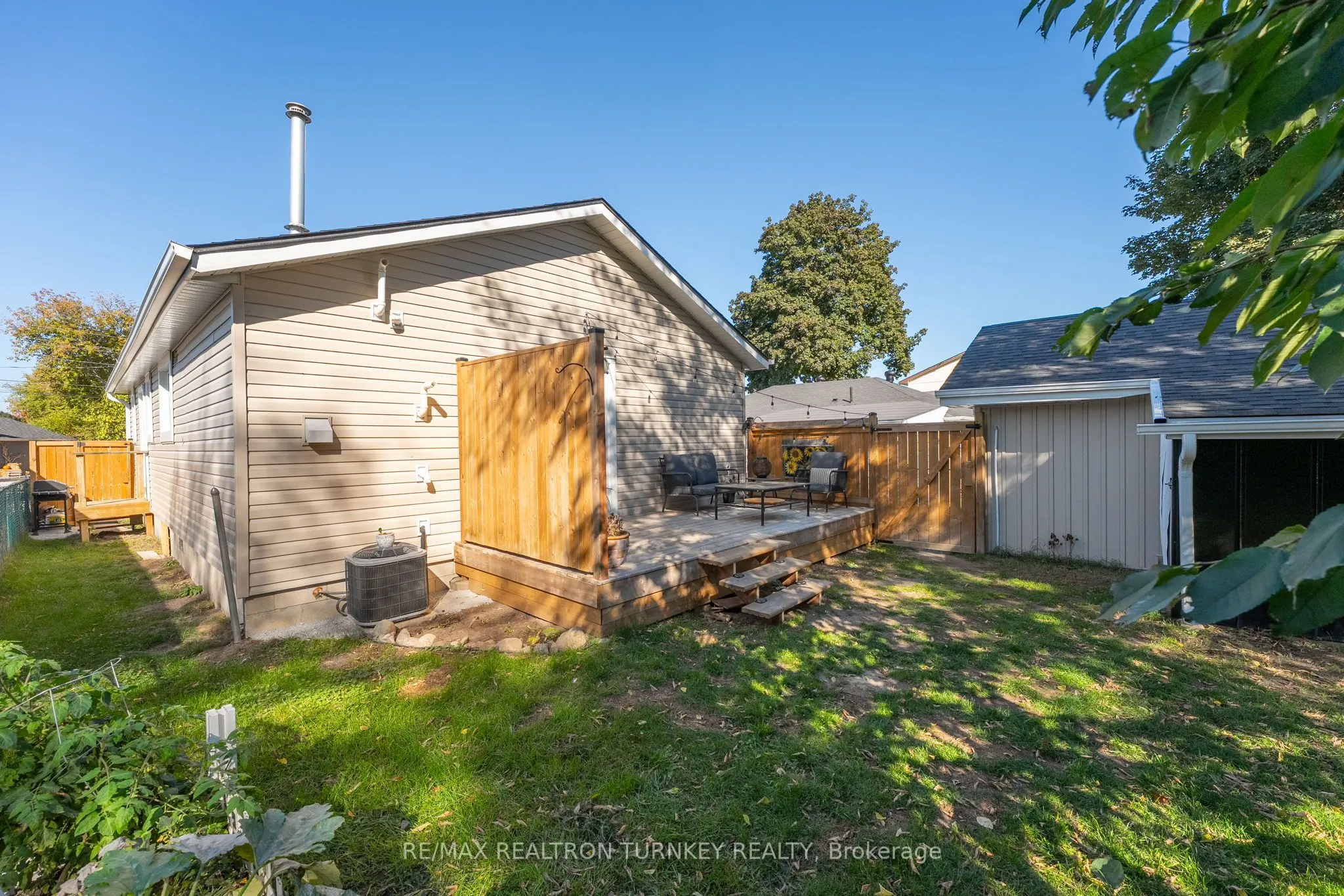 86 Simcoe Street