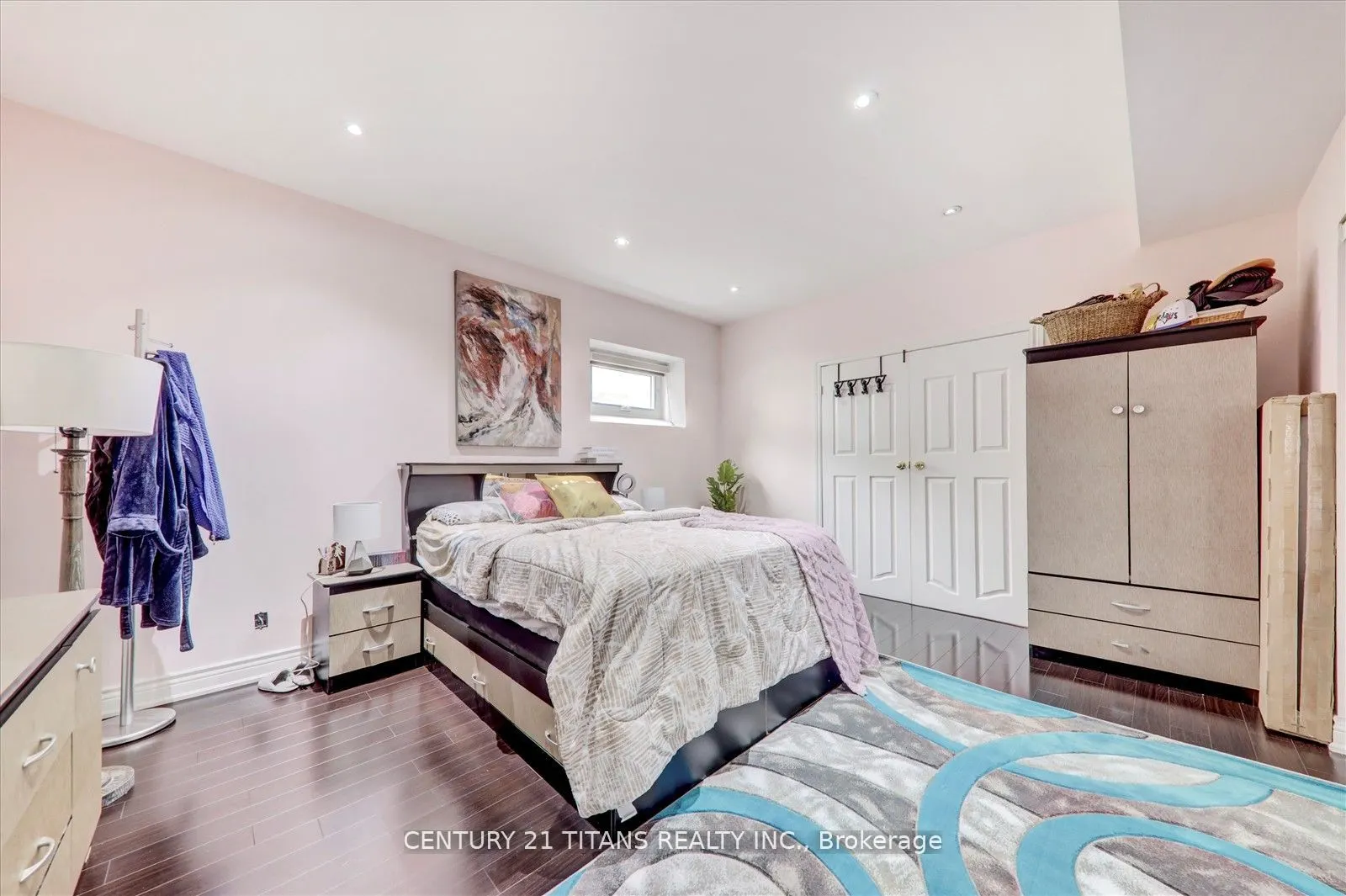577 Royalpark Way
