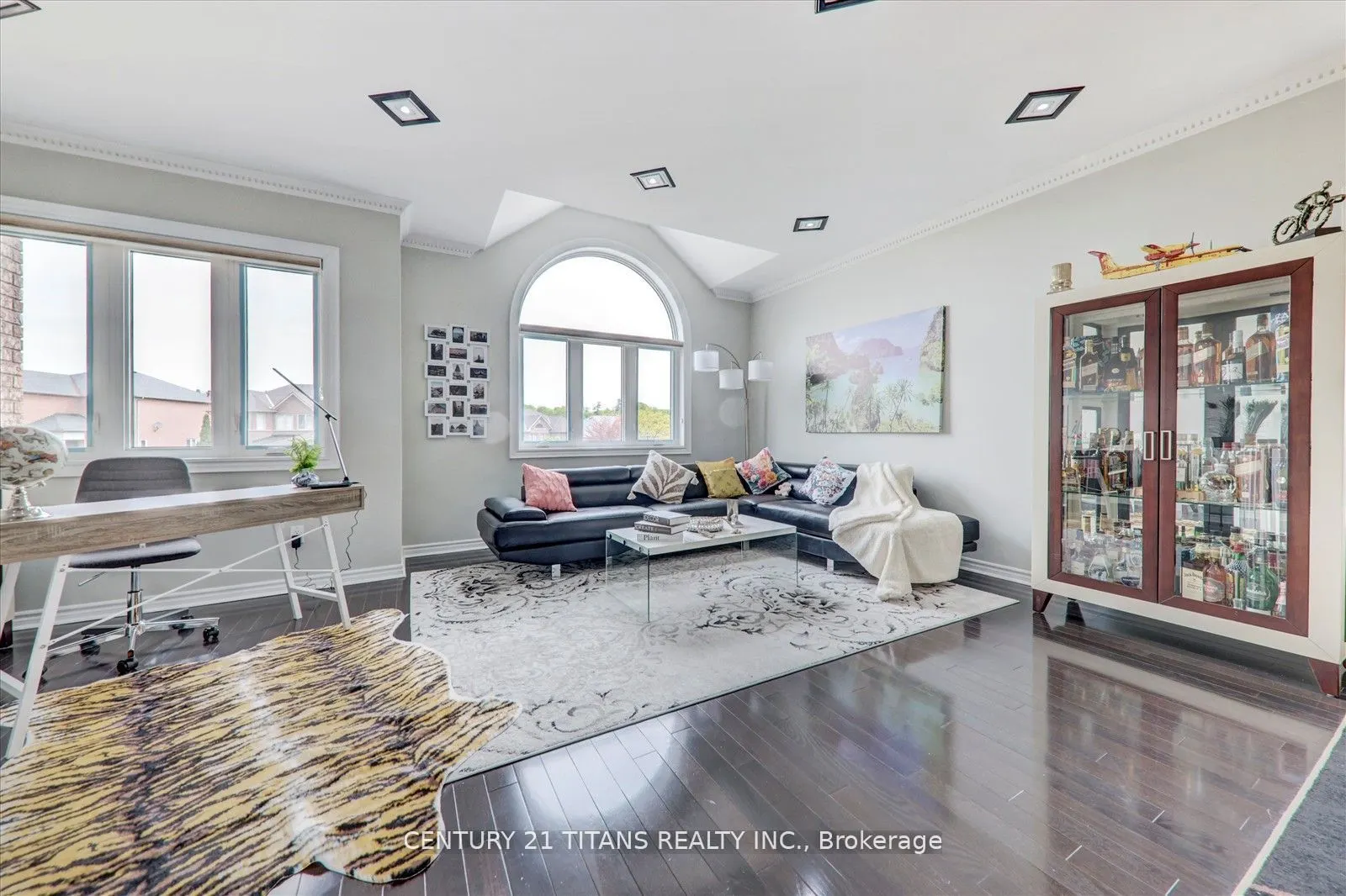 577 Royalpark Way