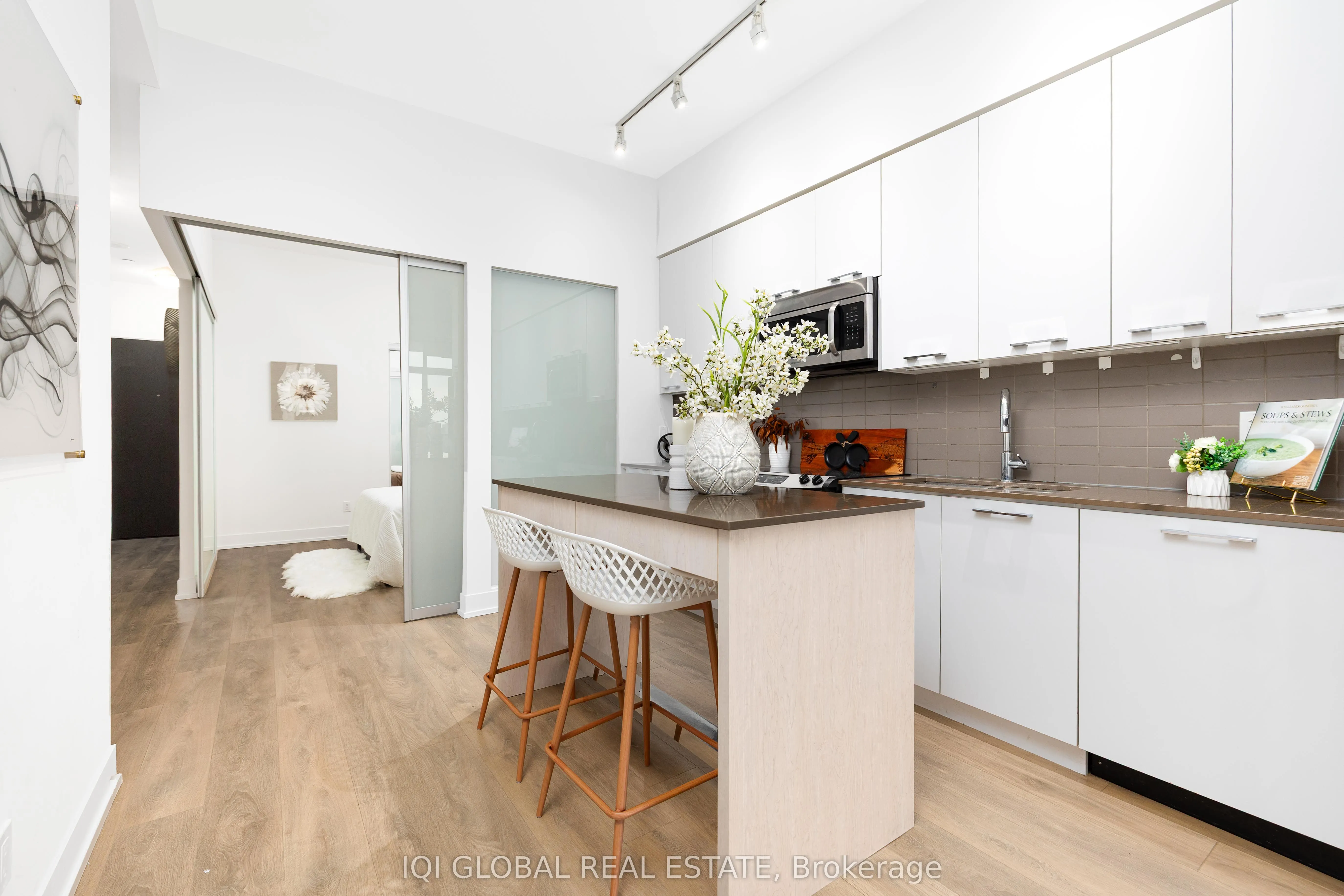 9471 Yonge Street, #301