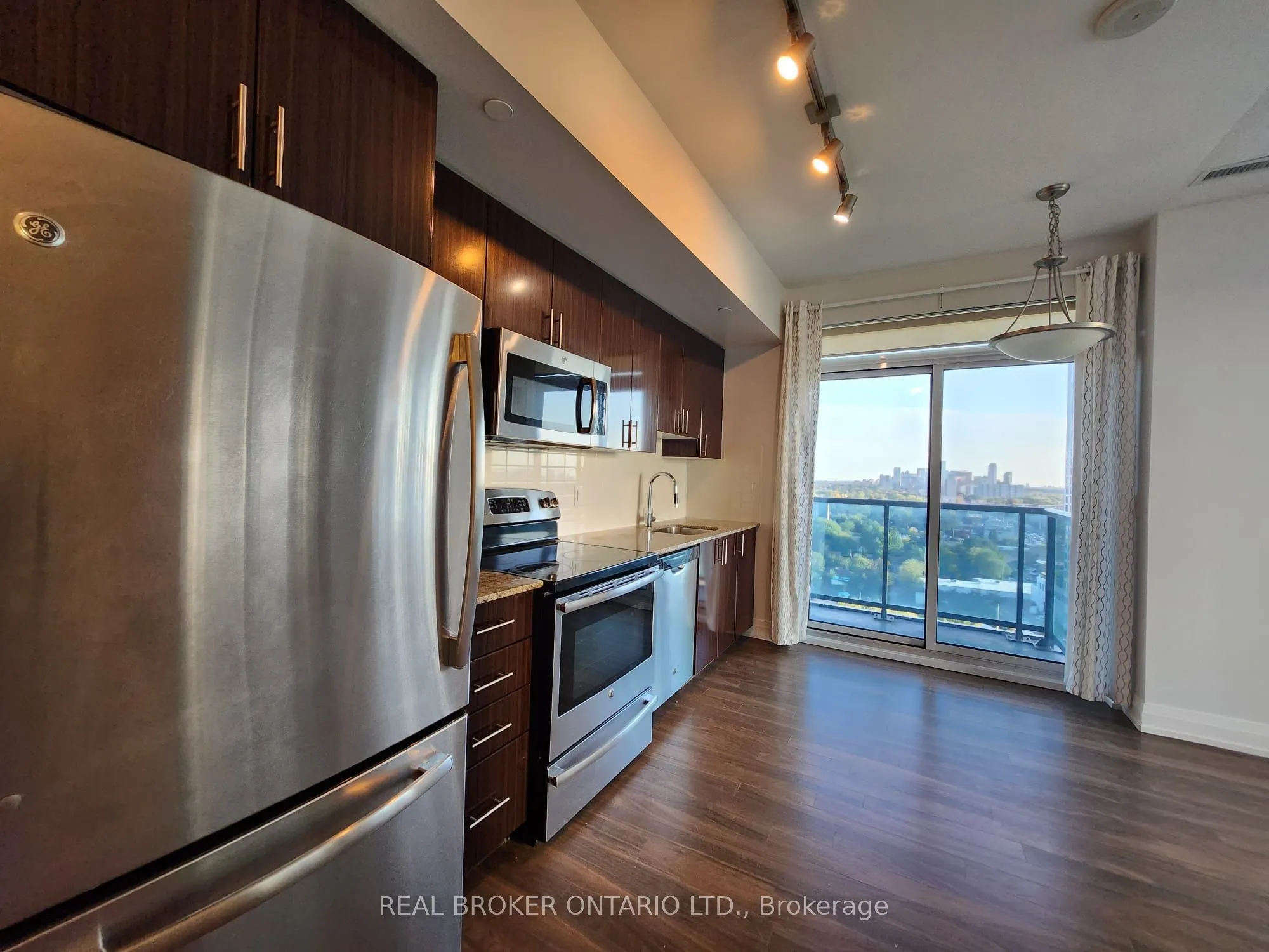 7165 Yonge Street, #1609