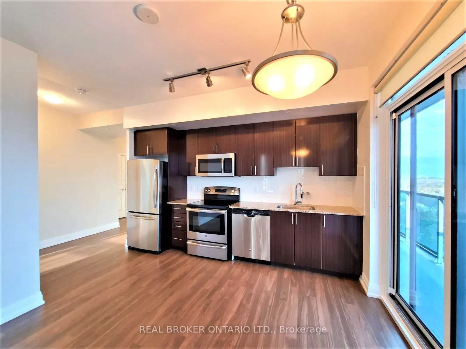 7165 Yonge Street, #1609