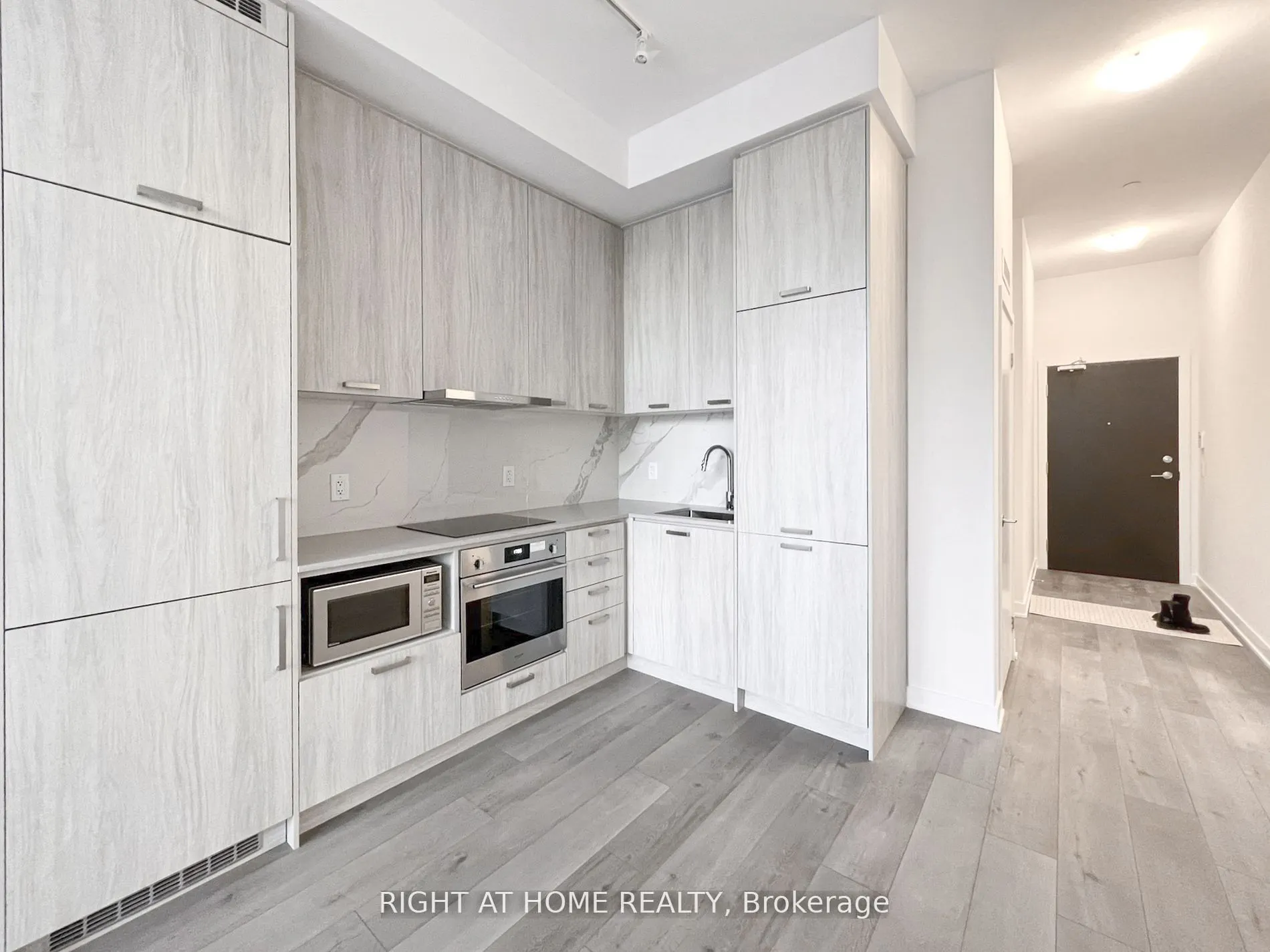 38 Honeycrisp Crescent, #215